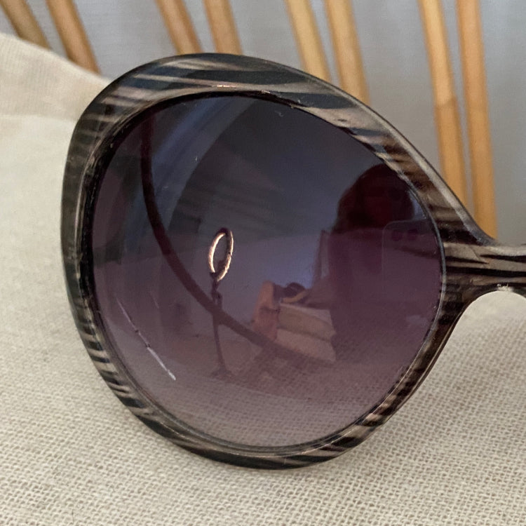 Lunettes de soleil vintage style Croisette rayures noires & verres violet dégradé – détail défaut verre – seconde main