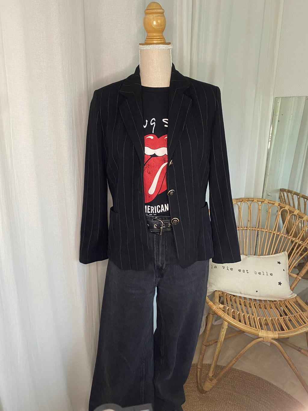 Veste blazer vintage noire rayures tennis – vue intégrale de face portée, manches le long du corps – T.36 – seconde main