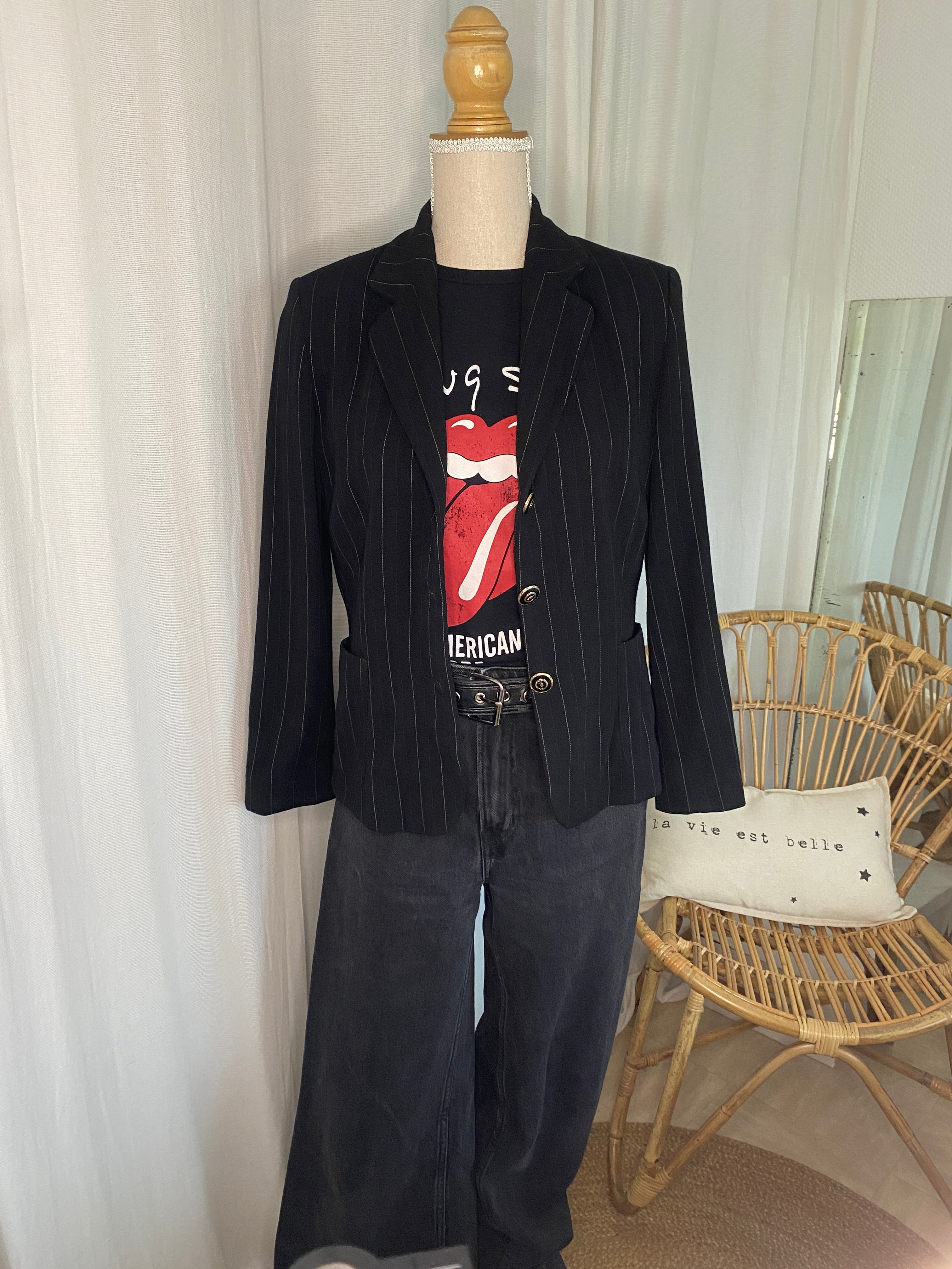 Veste blazer vintage noire rayures tennis – vue intégrale de face portée, manches le long du corps – T.36 – seconde main
