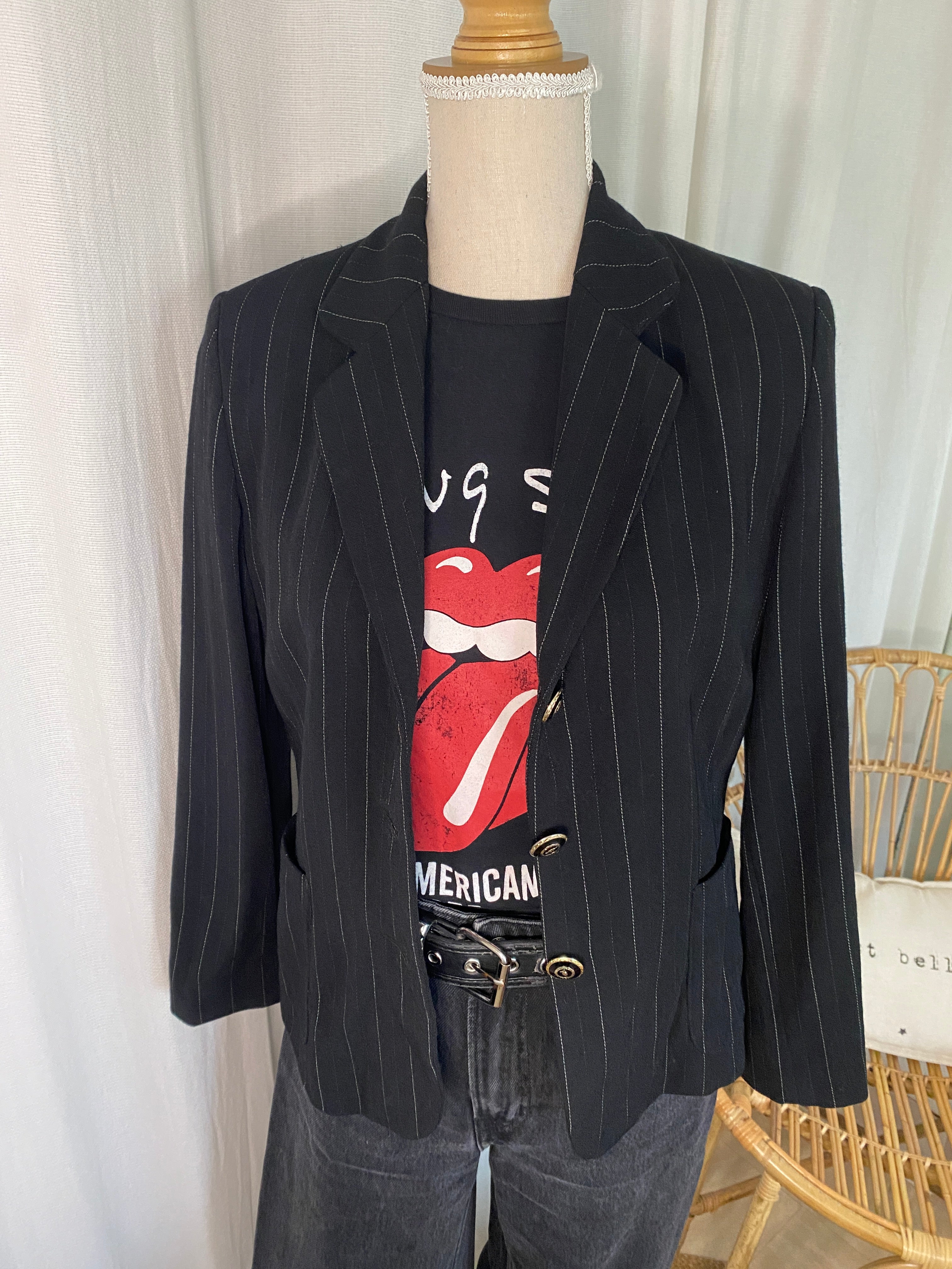 Veste blazer vintage noire rayures tennis – portée vue de face, manches le long du corps – T.36 – seconde main