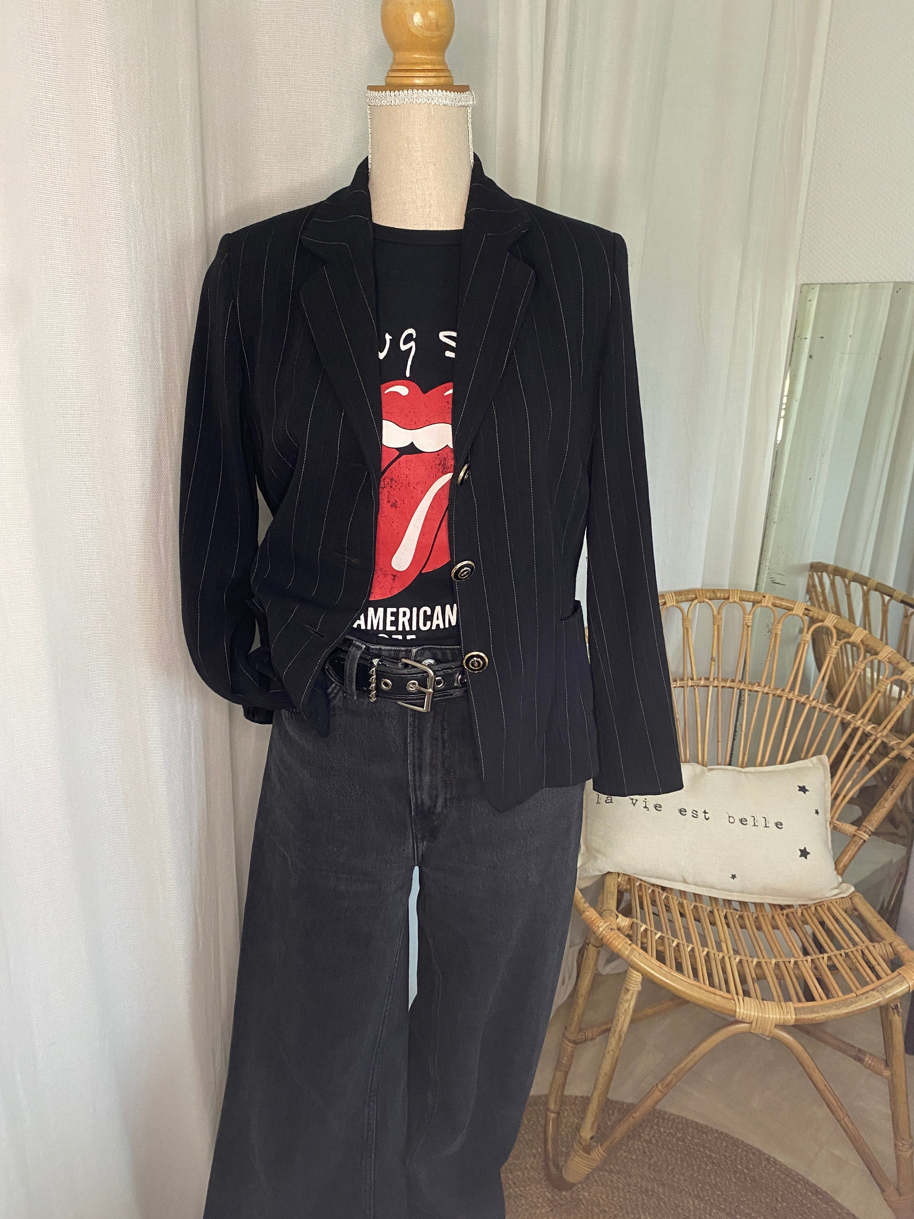 Veste blazer vintage noire rayures tennis – portée sur t-shirt rock et jean noir fluide, vue de face – T.36 – seconde main