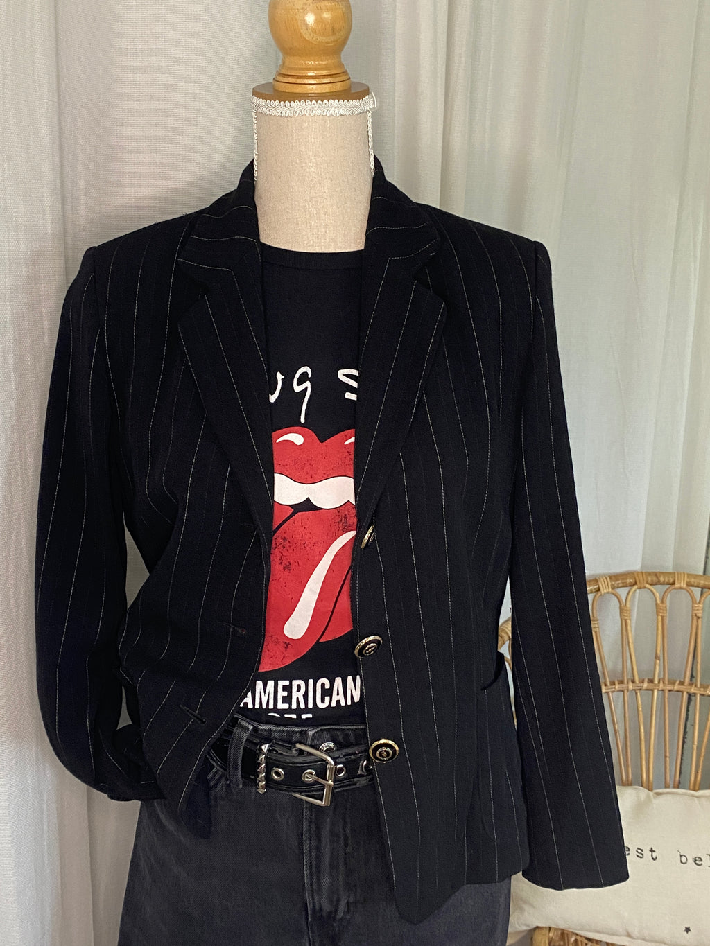 Veste blazer vintage noire rayures tennis – portée vue de face, main dans la poche – T.36 – seconde main