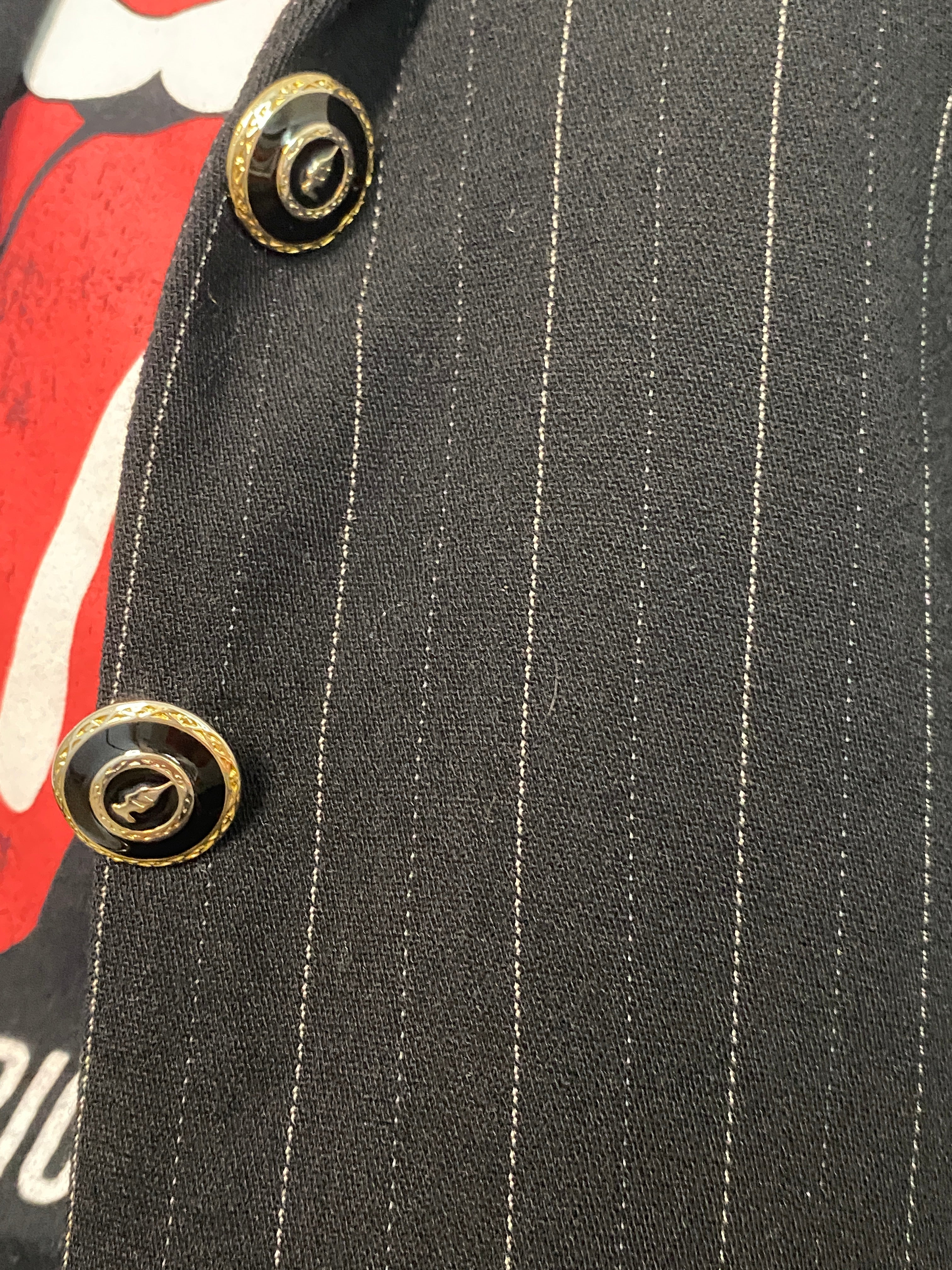 Veste blazer vintage noire rayures tennis – vue de face détail boutons et rayures – T.36 – seconde main