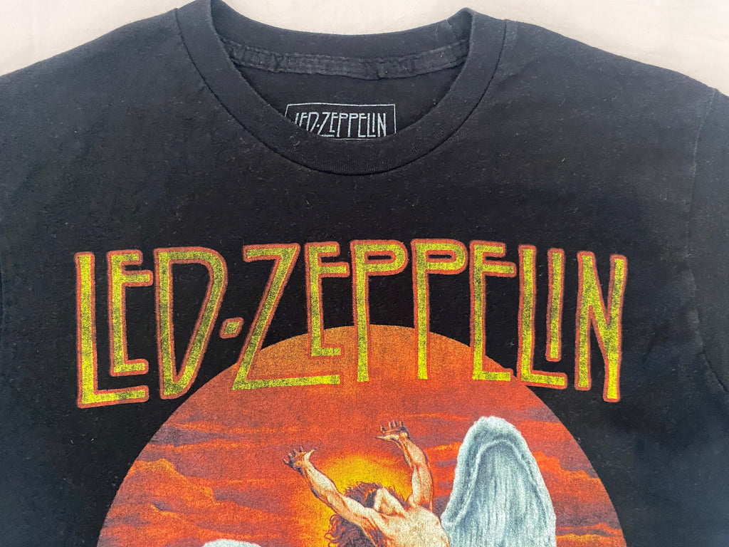 T-shirt Led Zeppelin US Tour 1975 – détail haut du flocage vue de face – taille M – seconde main