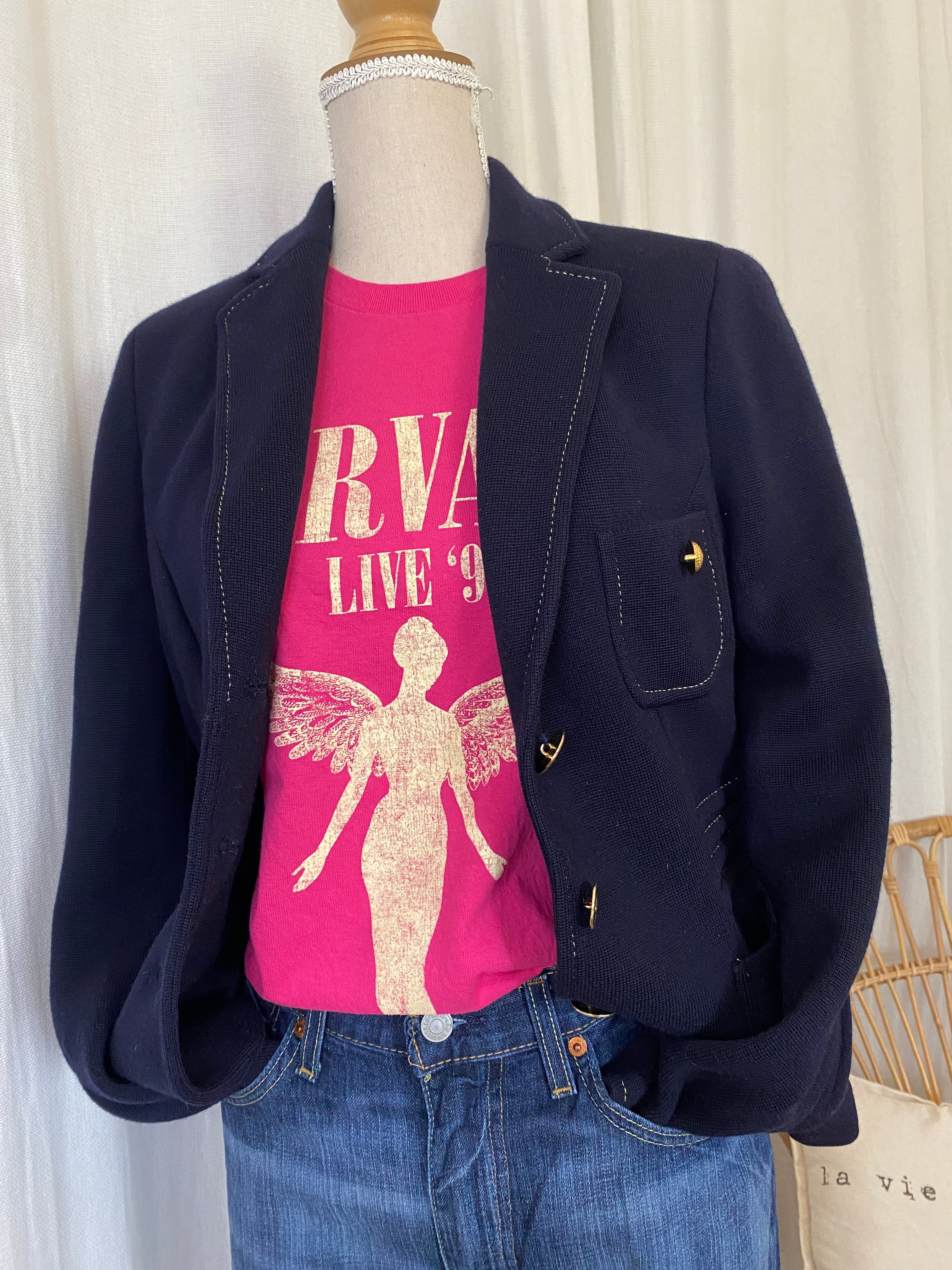 T-shirt vintage Nirvana In Utero Live 93 – porté sous un blazer sur jean brut, vue de face – inspiration styling – seconde main