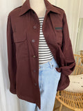 Veste chemise oversize unisexe APC bordeaux – vue 3/4 face portée ouverte sur jean loose bleu ciel et T-shirt rayé, main dans la poche – inspiration styling – taille S – seconde main