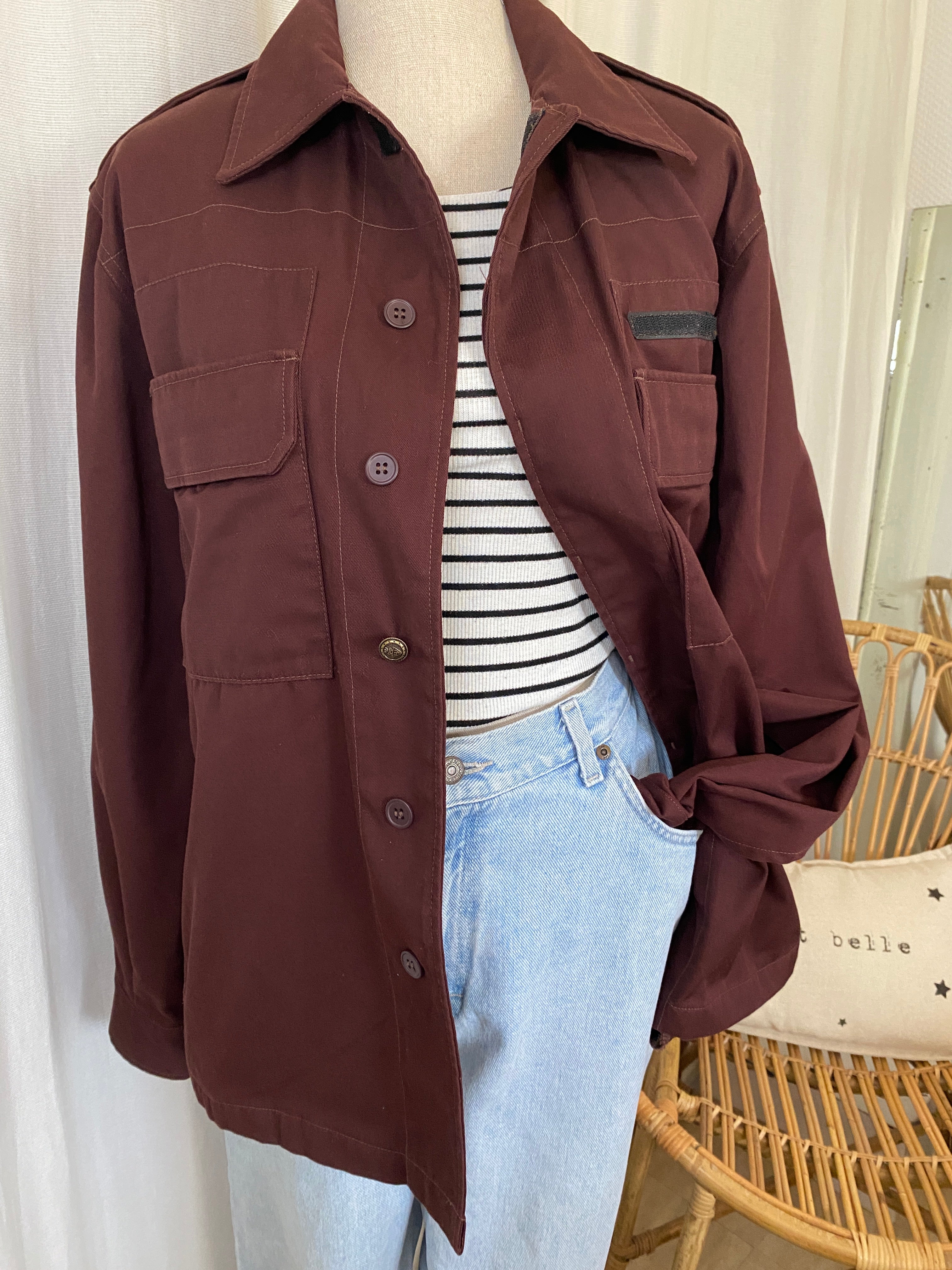 Veste chemise oversize unisexe APC bordeaux – vue 3/4 face portée ouverte sur jean loose bleu ciel et T-shirt rayé, main dans la poche – inspiration styling – taille S – seconde main