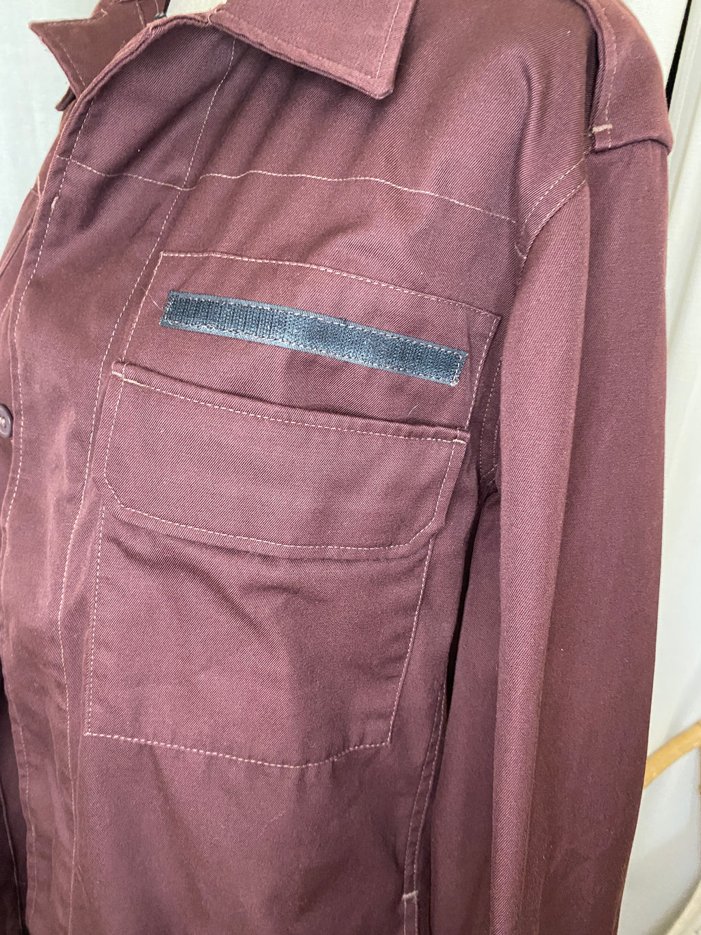 Veste chemise oversize unisexe APC bordeaux – détail poches poitrine gauche vue de face – taille S – seconde main