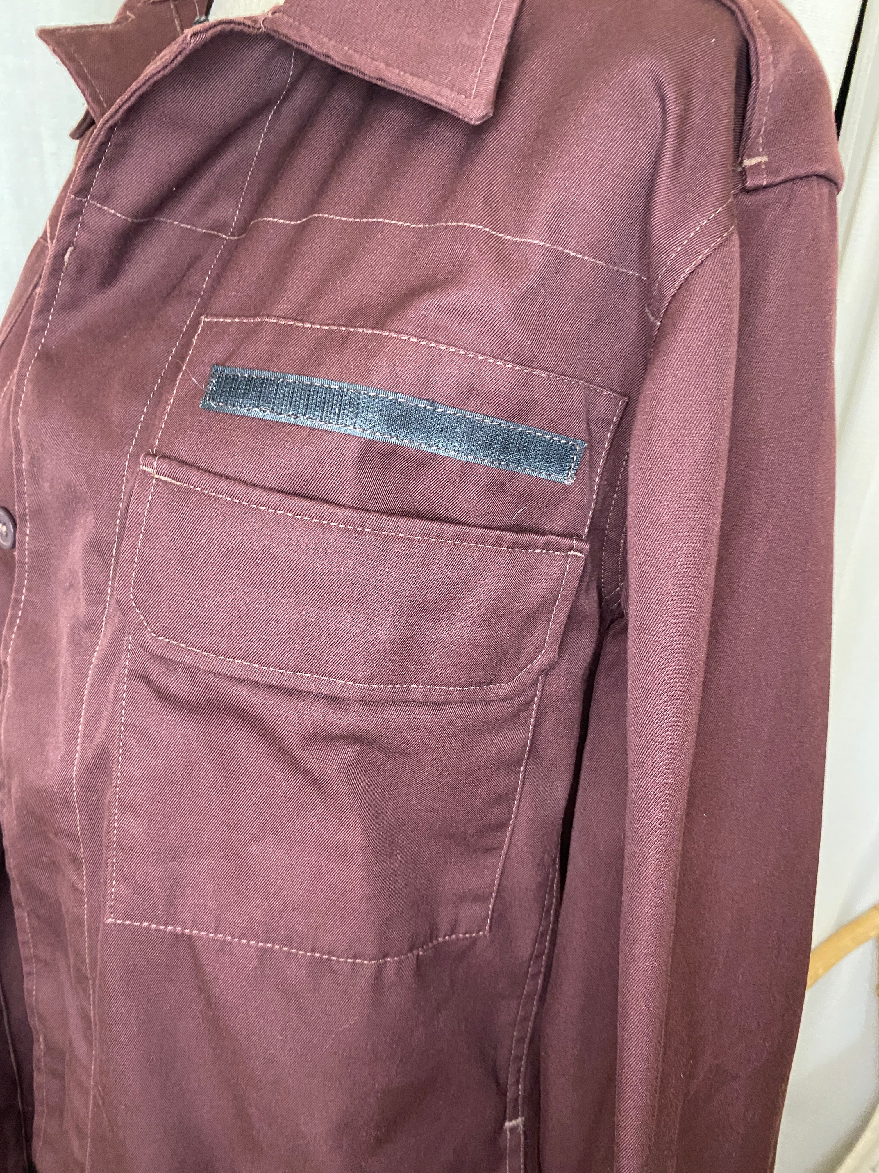 Veste chemise oversize unisexe APC bordeaux – détail poches poitrine gauche vue de face – taille S – seconde main