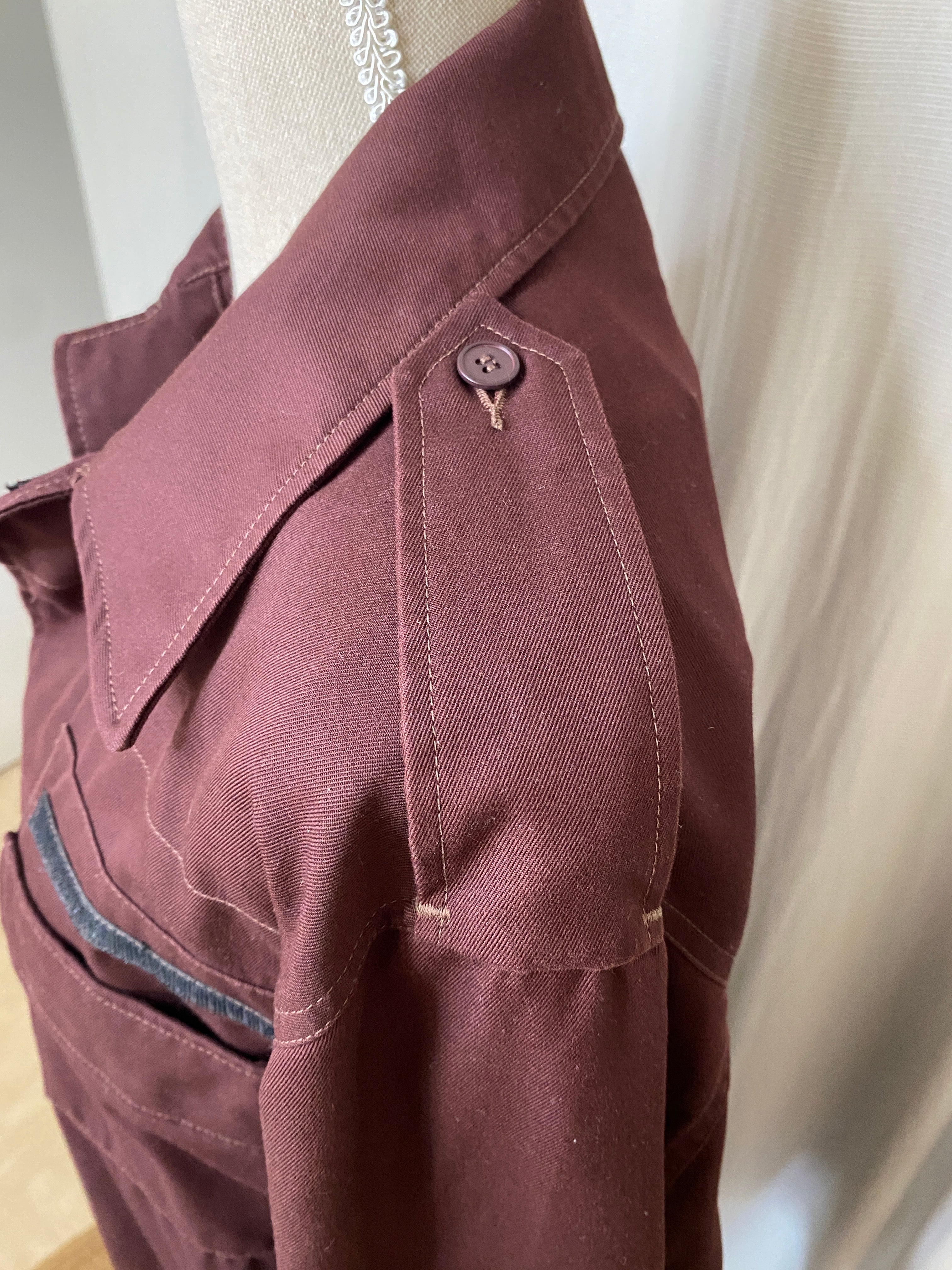 Veste chemise oversize unisexe APC bordeaux – détail épaule et poche poitrine gauche vue de côté – taille S – seconde main