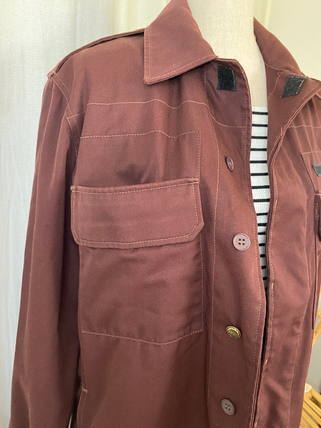 Veste chemise oversize unisexe APC bordeaux – détail poche poitrine droite vue de face – taille S – seconde main