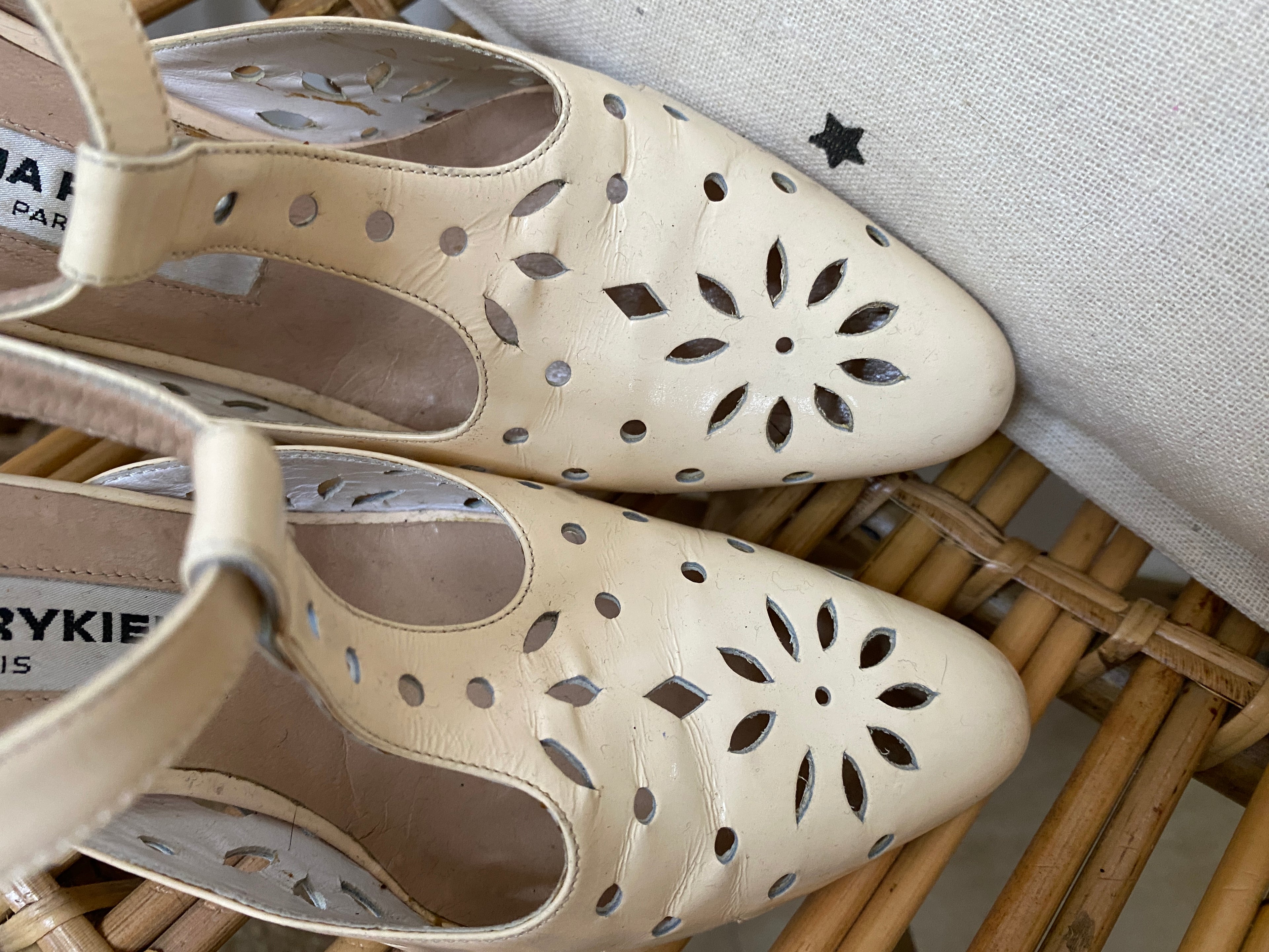  Babies à talon vintage Sonia Rykiel rose poudré – vue du dessus focus dentelle cuir et forme amande du soulier – T35.5 – seconde main