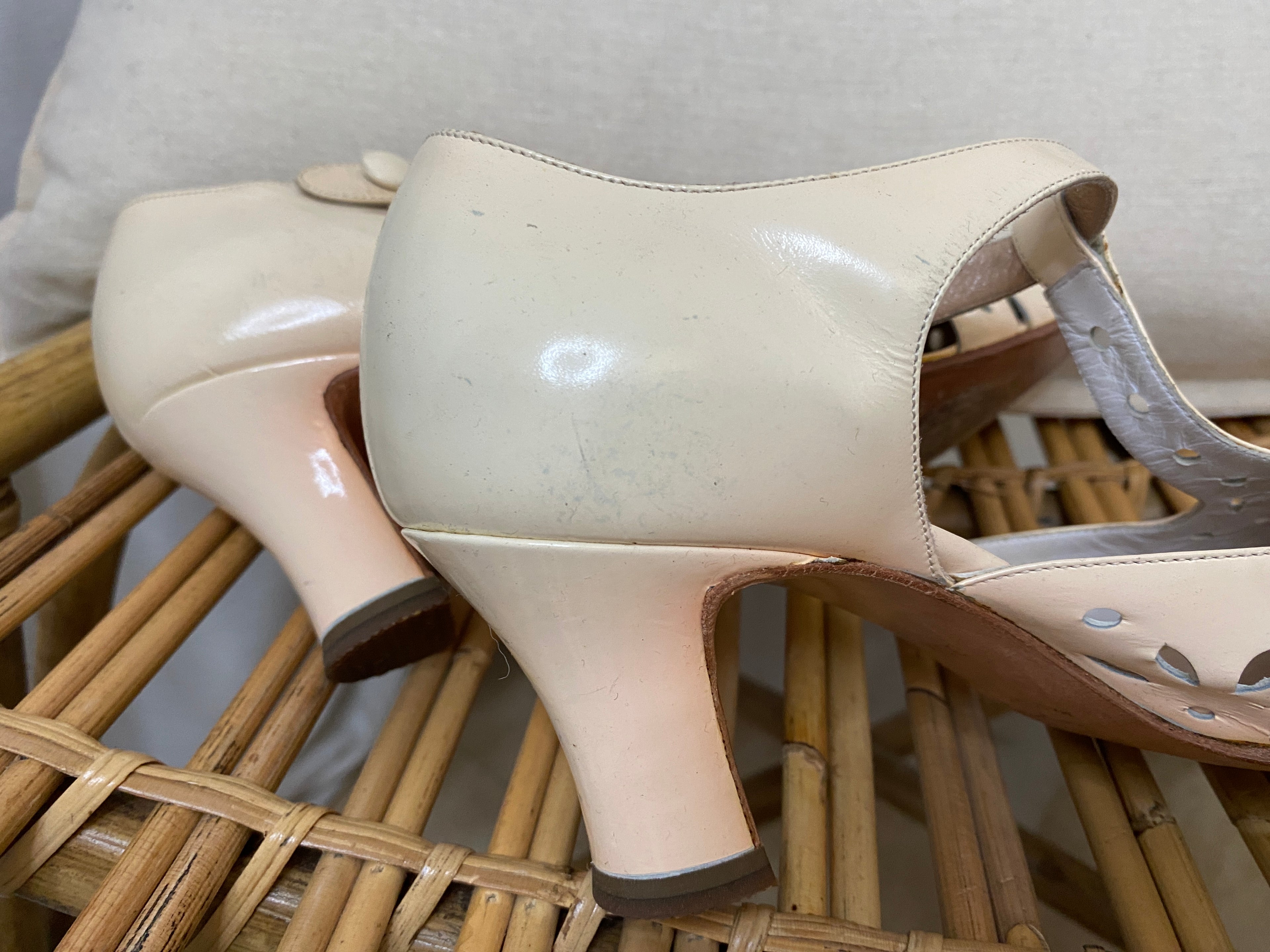 Babies à talon vintage Sonia Rykiel rose poudré – vue de côté focus talon et dégradé de couleur – T35.5 – seconde main