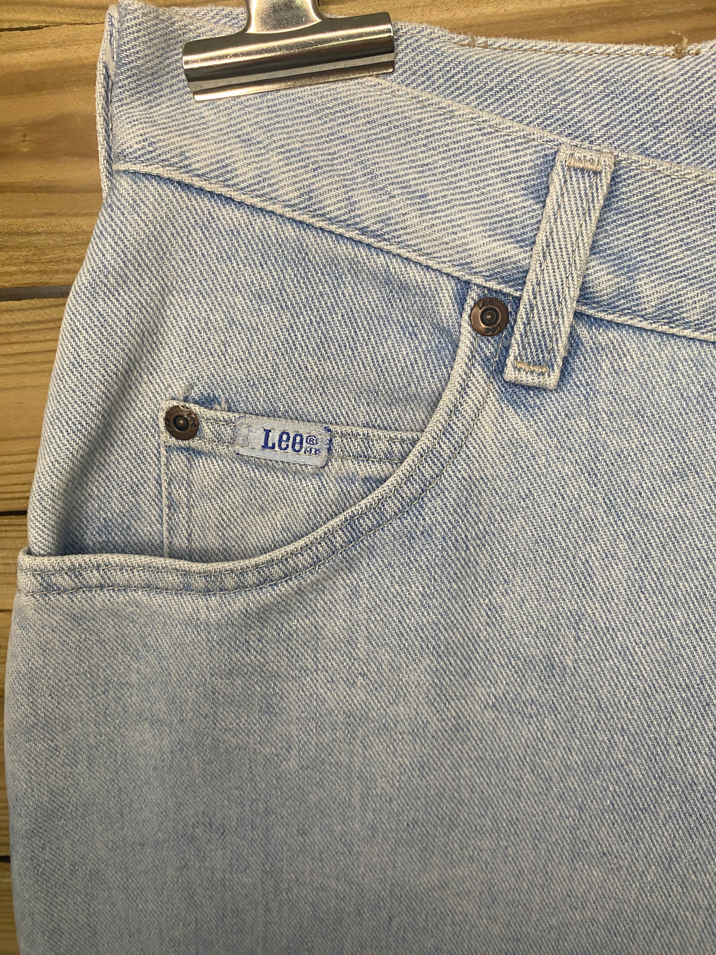 Jean Lee vintage bleu ciel taille haute coupe cigarette – détail poche à briquet, rivet et passant vue de face – W34 L28 / T.42 – seconde main