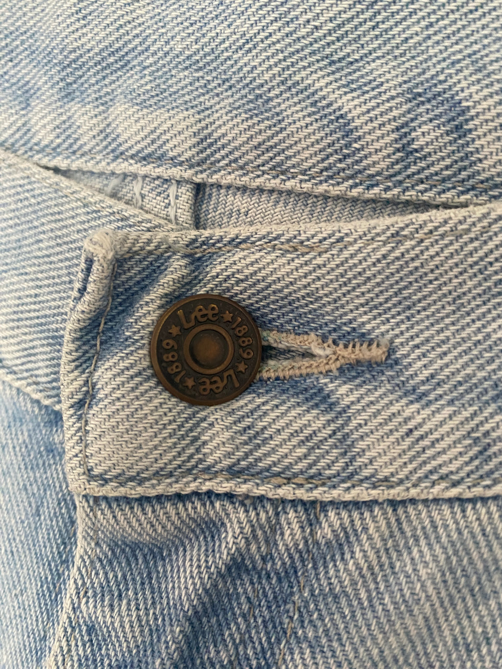 Jean Lee vintage bleu ciel taille haute coupe cigarette – détail bouton braguette vue de face – W34 L28 / T.42 – seconde main