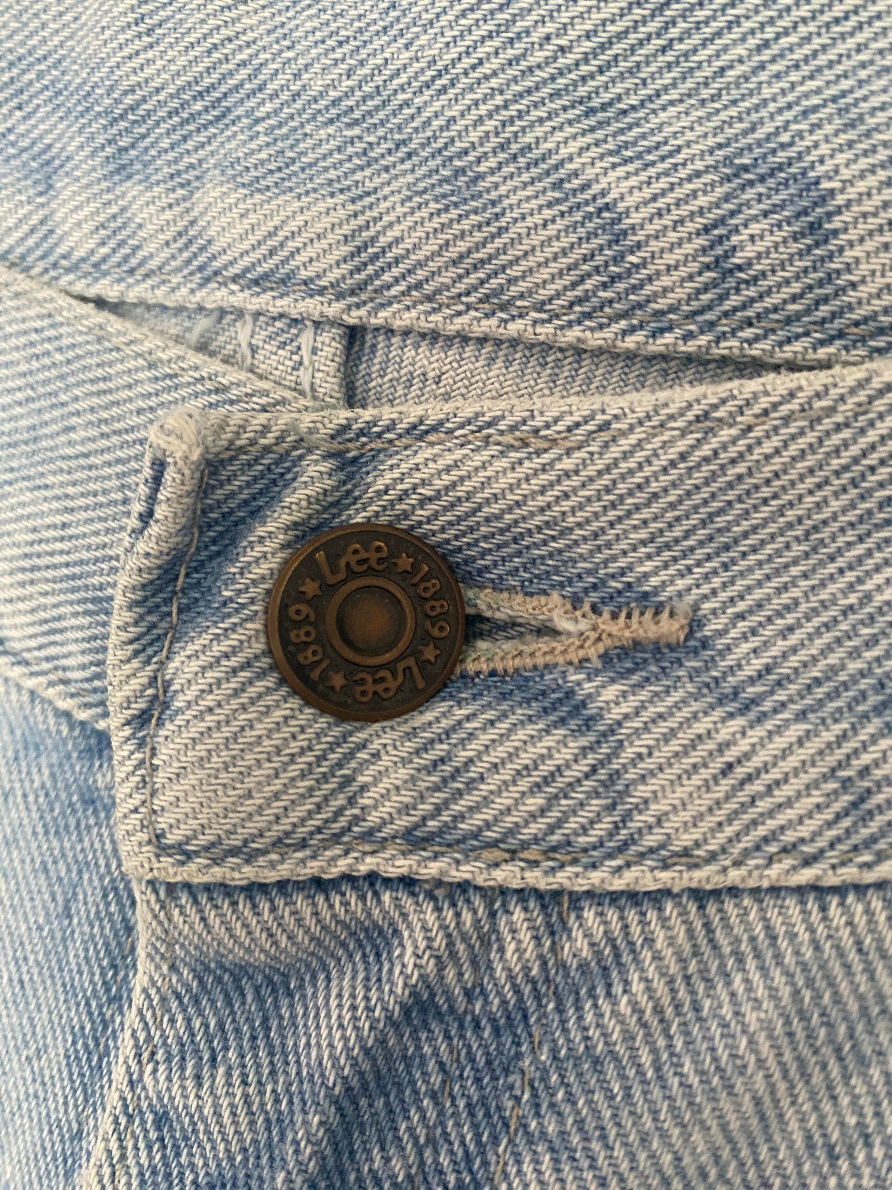 Jean Lee vintage bleu ciel taille haute coupe cigarette – détail bouton braguette vue de face – W34 L28 / T.42 – seconde main