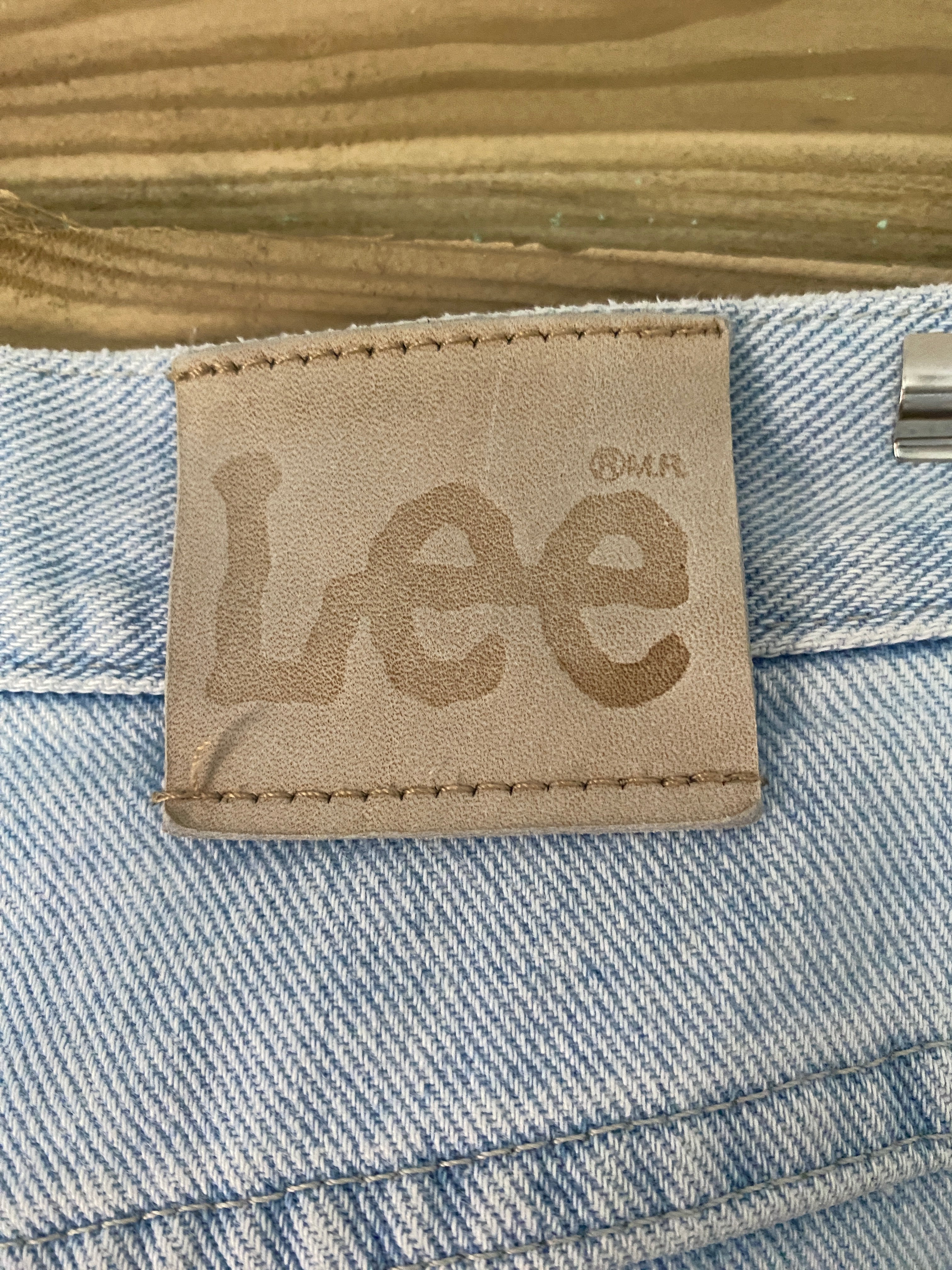 Jean Lee vintage bleu ciel taille haute coupe cigarette – vue de dos focus patch – W34 L28 / T.42 – seconde main