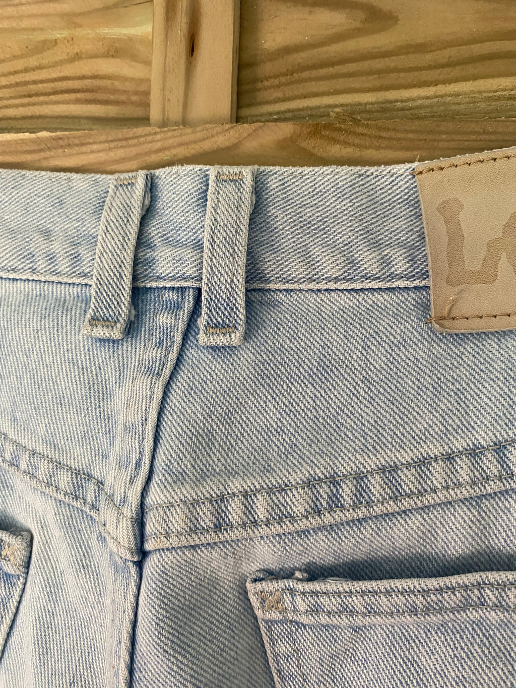 Jean Lee vintage bleu ciel taille haute coupe cigarette – détail taille et passants vue de dos – W34 L28 / T.42 – seconde ma