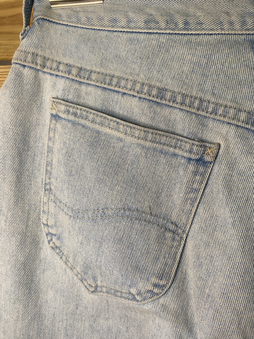 Jean Lee vintage bleu ciel taille haute coupe cigarette – détail couture poche vue de dos – W34 L28 / T.42 – seconde main