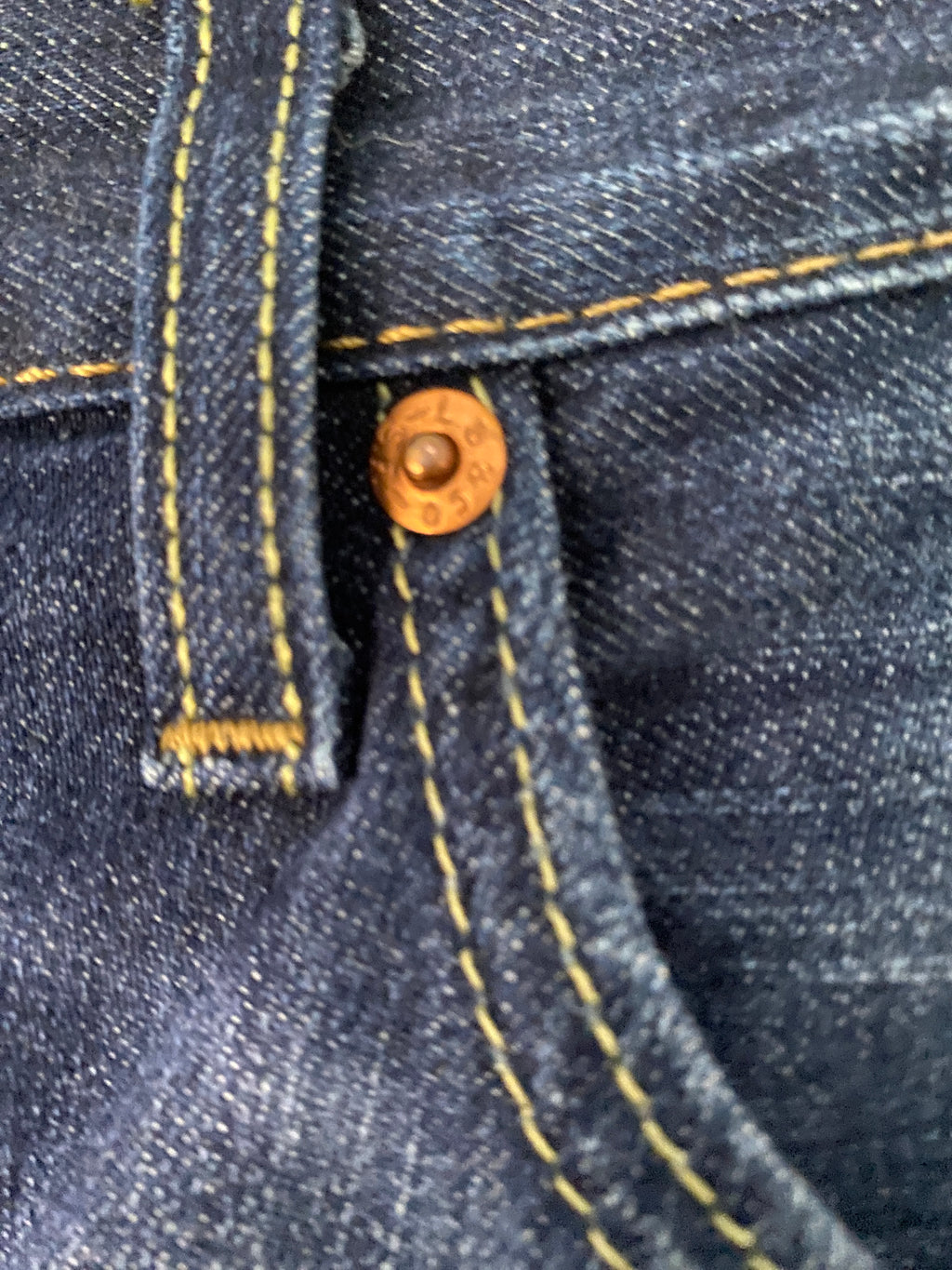 Jean Levi's 514 vintage seconde main W34L32 – détail rivet vue de face 