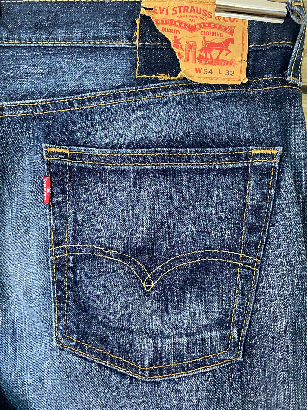 Jean Levi's 514 vintage seconde main W34L32 – détail patch et Red Tab  vue de dos
