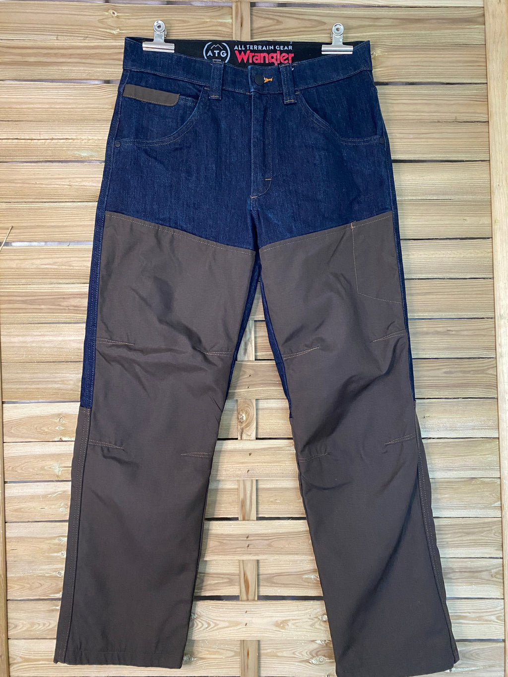 Jean Wrangler ATG All Terrain Gear imperméable fait main W30L32 – vue de face