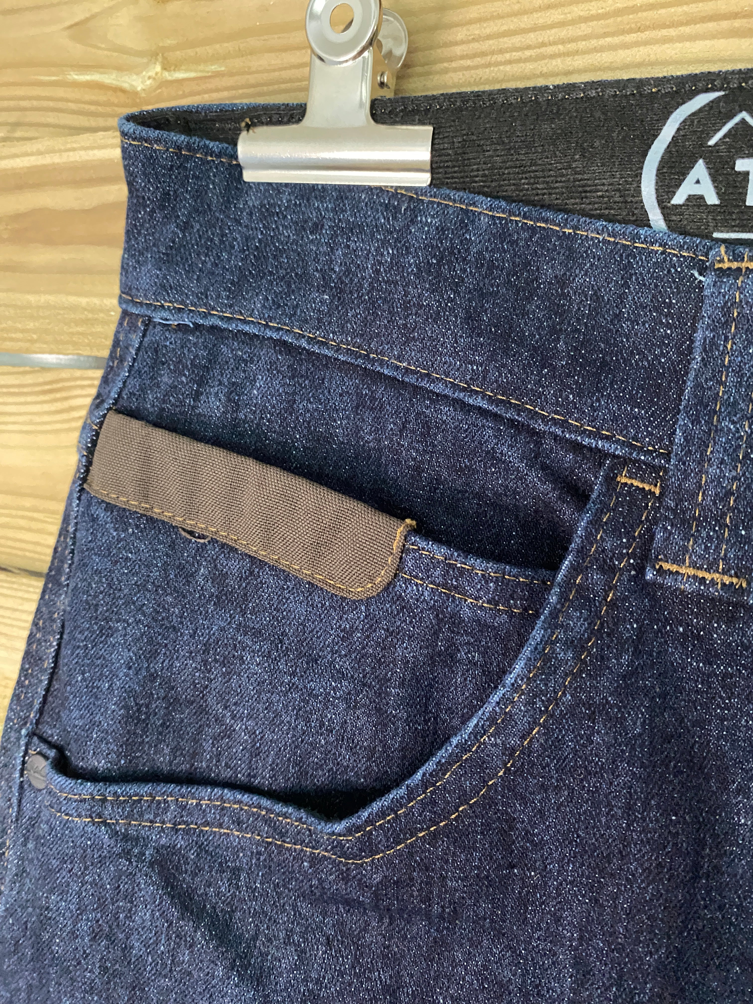 Jean Wrangler ATG All Terrain Gear – détail poche briquet et étiquette
