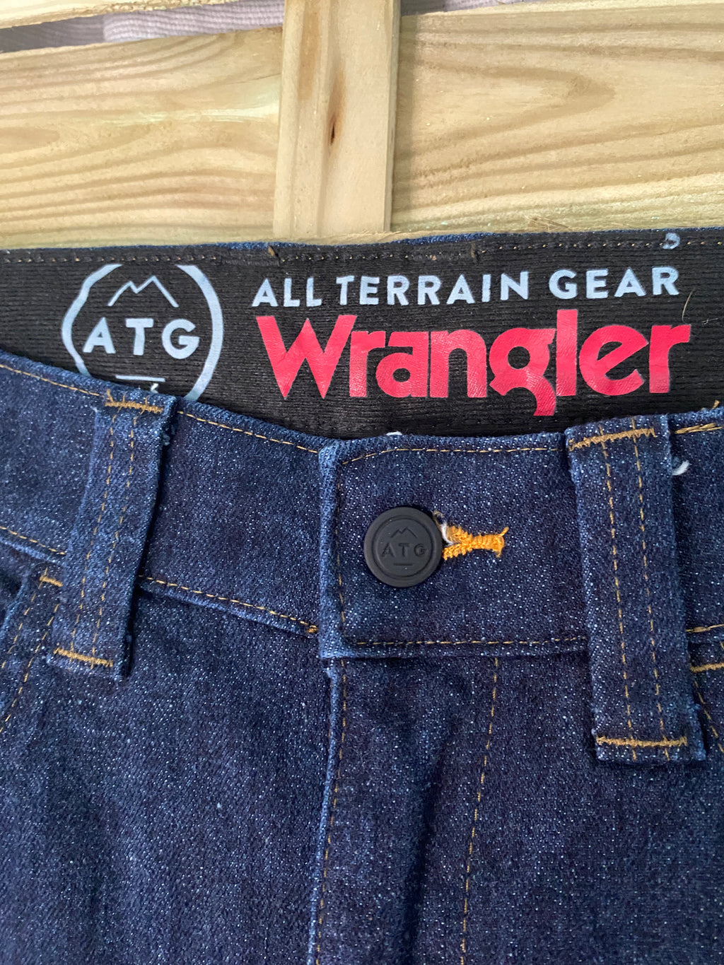 Jean Wrangler ATG All Terrain Gear – détail bouton braguette et étiquette marque intérieure