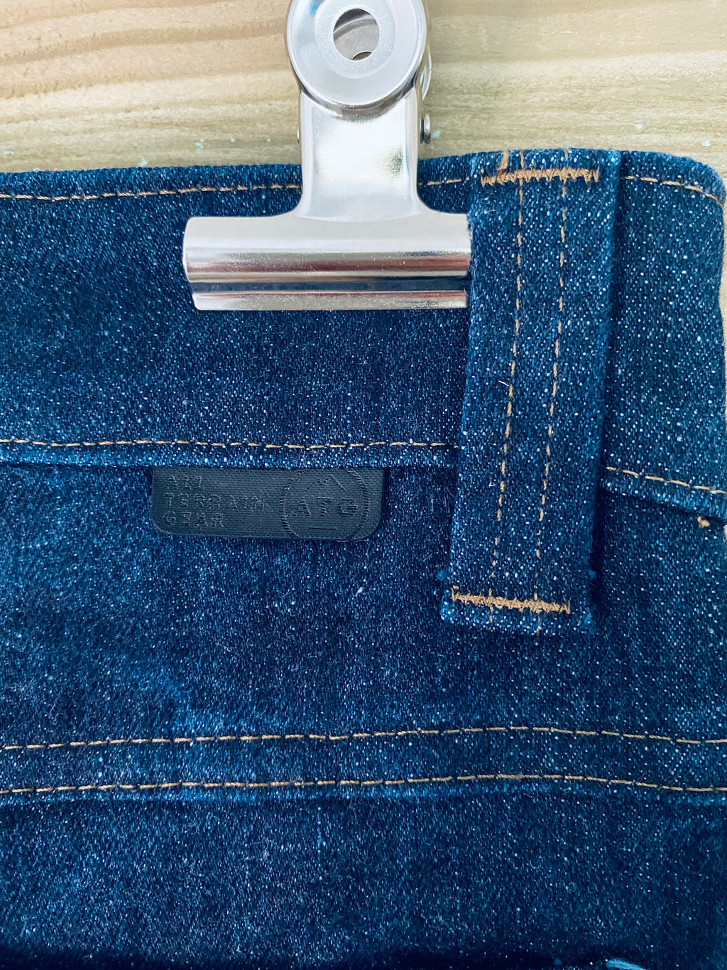Jean Wrangler ATG All Terrain Gear – détail passant dos