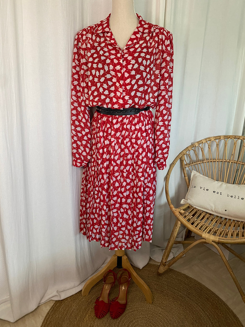 Robe chemise rouge à imprimé feuilles Pin Up The Riot – vue de face sur buste avec ceinture en cuir noir – inspiration styling – seconde main