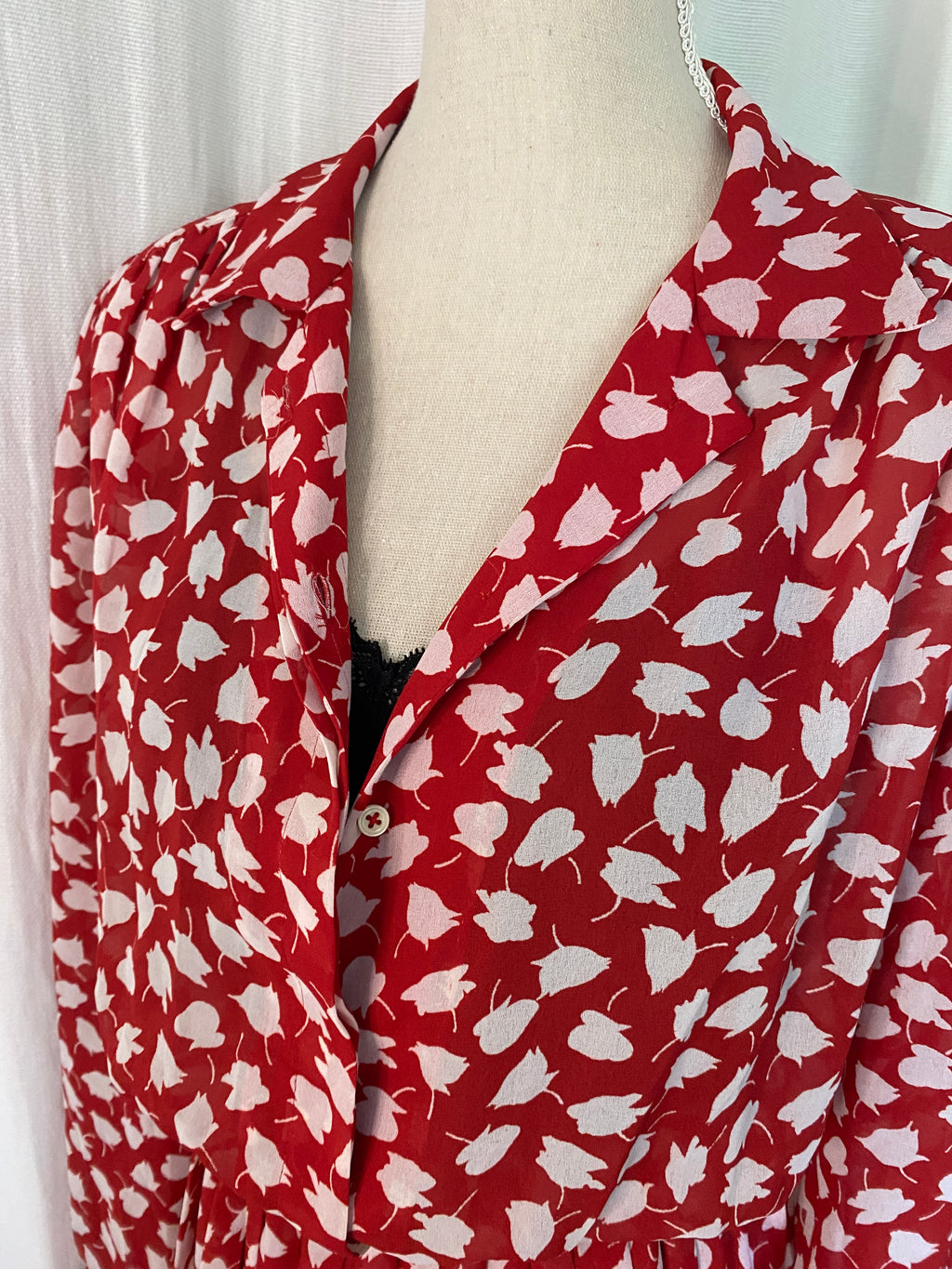  Robe chemise rouge à imprimé feuilles Pin Up The Riot – détail col – vue de face – seconde main