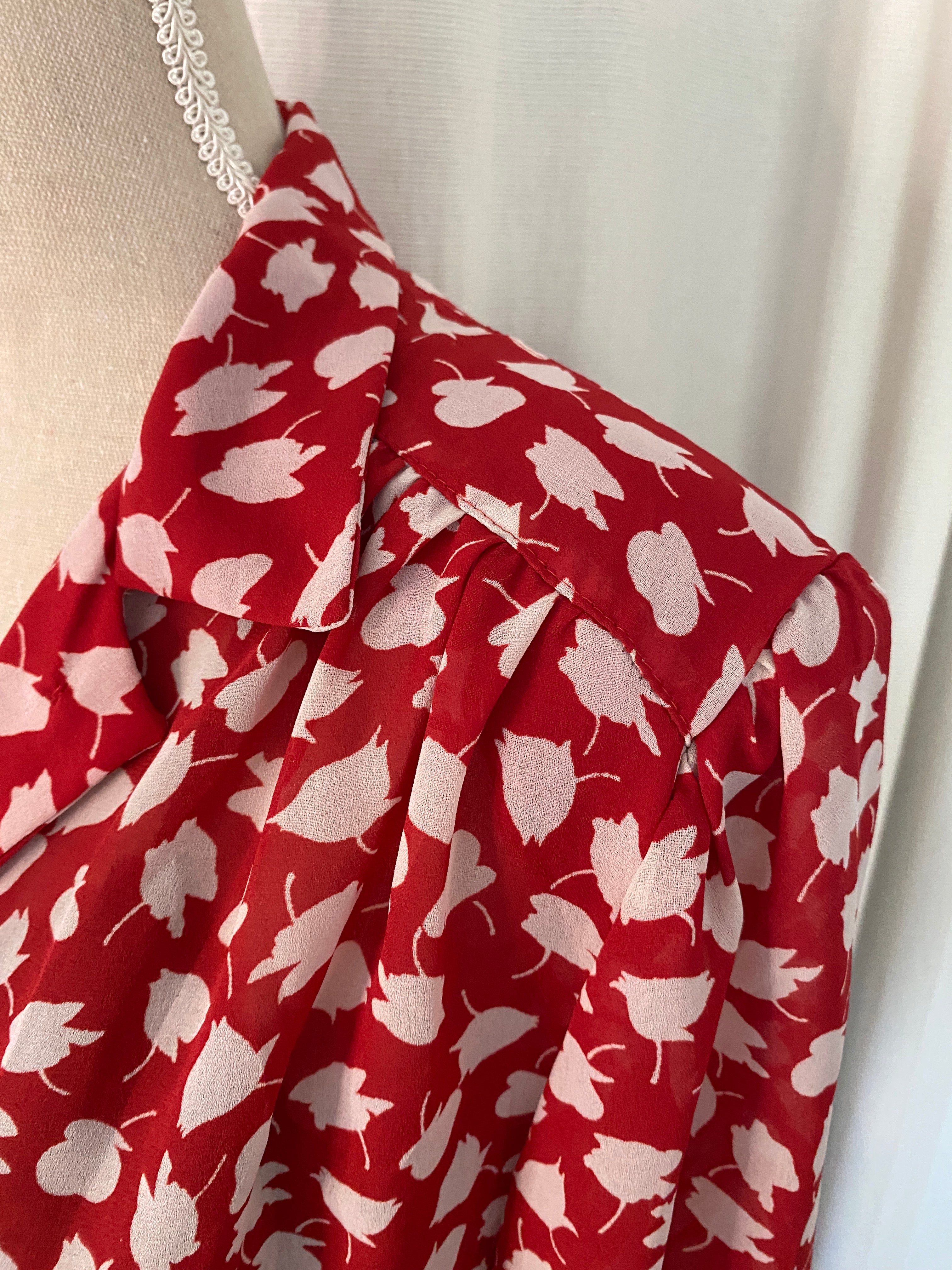 Robe chemise rouge à imprimé feuilles Pin Up The Riot – détail épaule gauche vue de face – seconde main