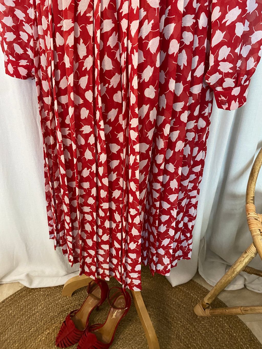  Robe chemise rouge à imprimé feuilles Pin Up The Riot – détail plissé de la jupe vue de face – seconde main