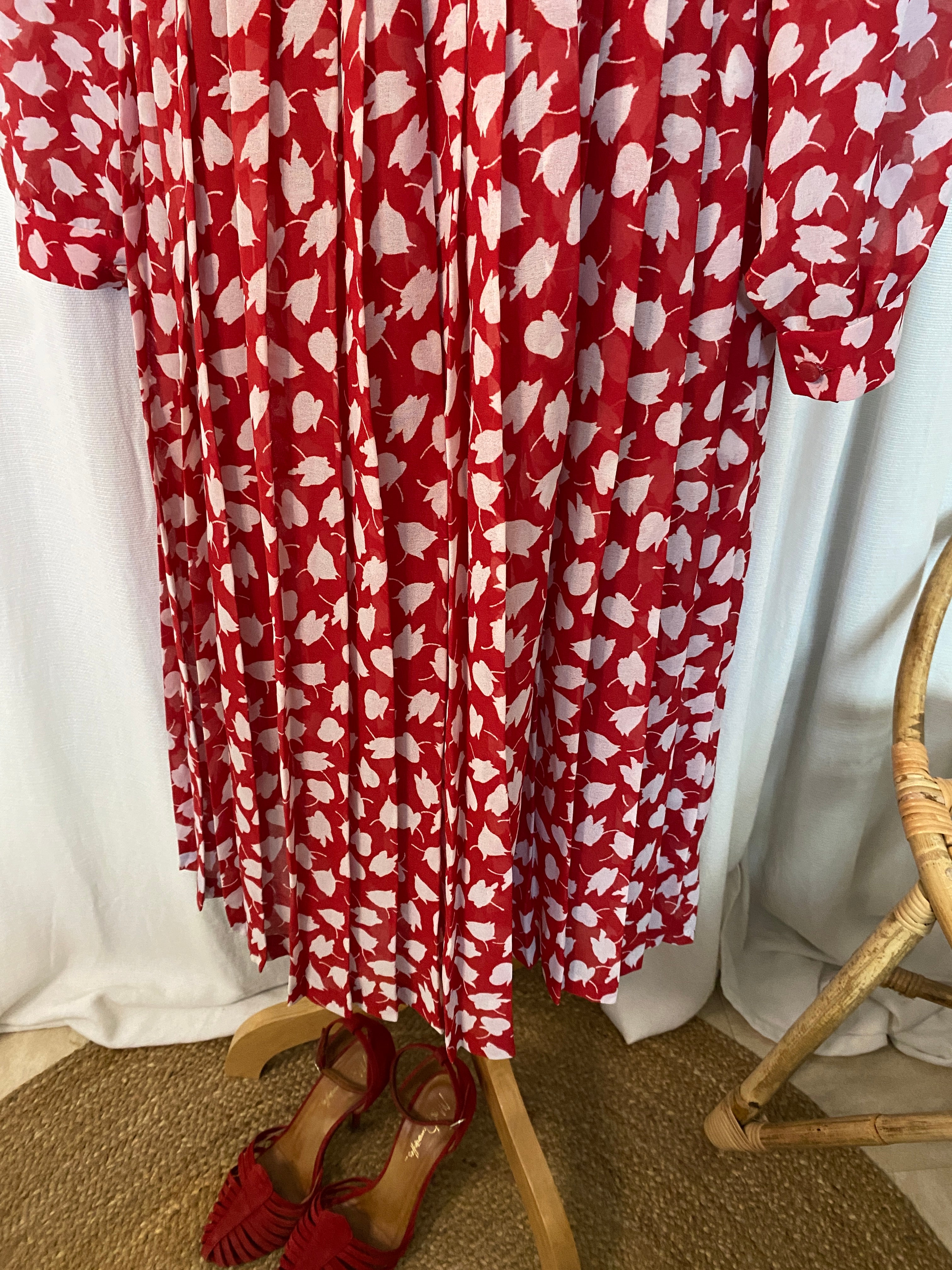  Robe chemise rouge à imprimé feuilles Pin Up The Riot – détail plissé de la jupe vue de face – seconde main