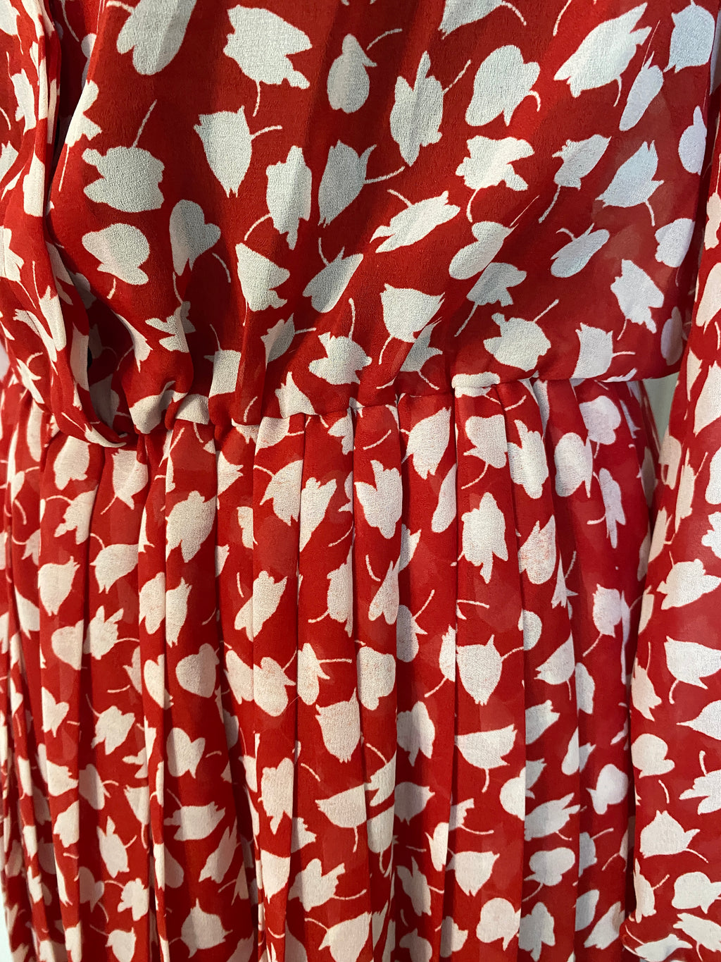 Robe chemise rouge à imprimé feuilles Pin Up The Riot – détail élastique de taille vue de face – seconde main