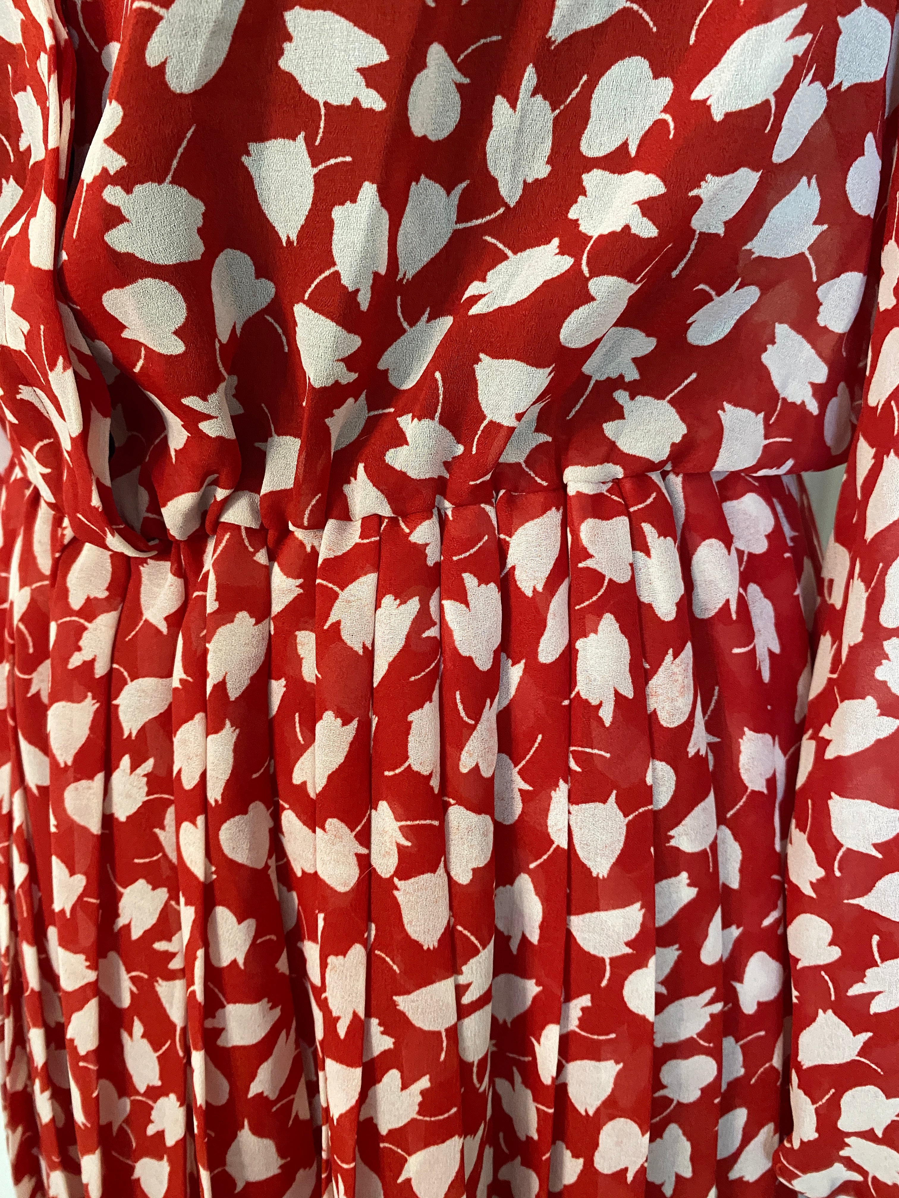 Robe chemise rouge à imprimé feuilles Pin Up The Riot – détail élastique de taille vue de face – seconde main