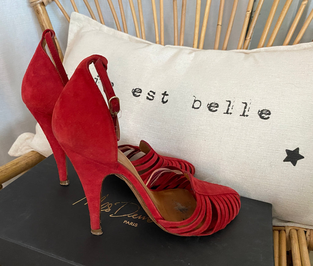 Salomées Mes Demoiselles Paris en cuir suédé rouge portées vue 3/4, pied droit – talon aiguille 10 cm – seconde main T.36