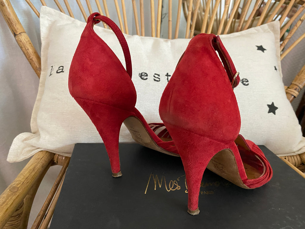  Salomées Mes Demoiselles Paris en cuir suédé rouge portées vue de dos 3/4– talon aiguille 10 cm – seconde main T.36