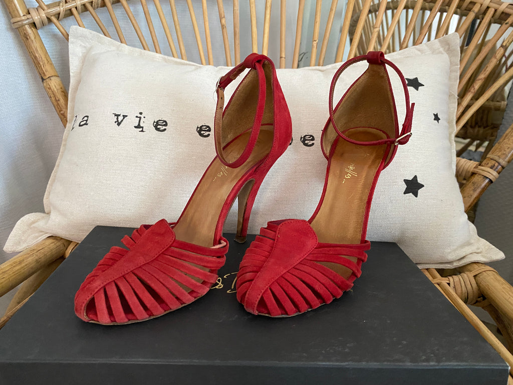Salomées Mes Demoiselles Paris en cuir suédé rouge portées vue 3/4 face – talon aiguille 10 cm – seconde main T.36