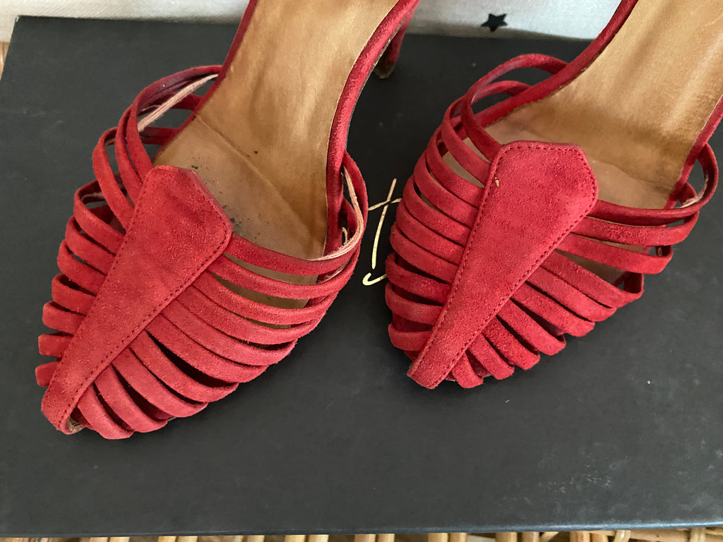 Salomées Mes Demoiselles Paris en cuir suédé rouge – détail lanières vue 3/4 dessus – talon aiguille 10 cm – seconde main T.36