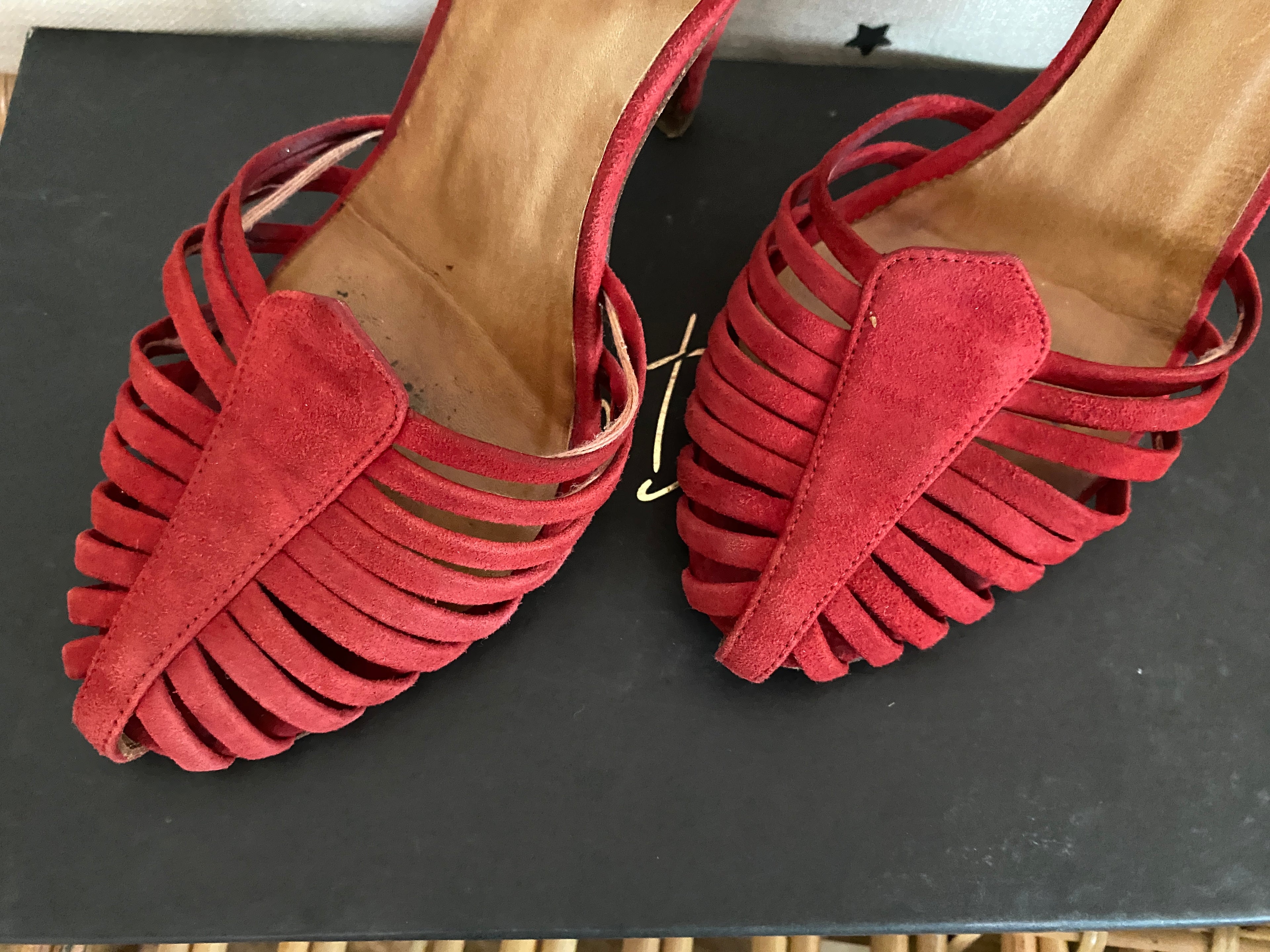 Salomées Mes Demoiselles Paris en cuir suédé rouge – détail lanières vue 3/4 dessus – talon aiguille 10 cm – seconde main T.36
