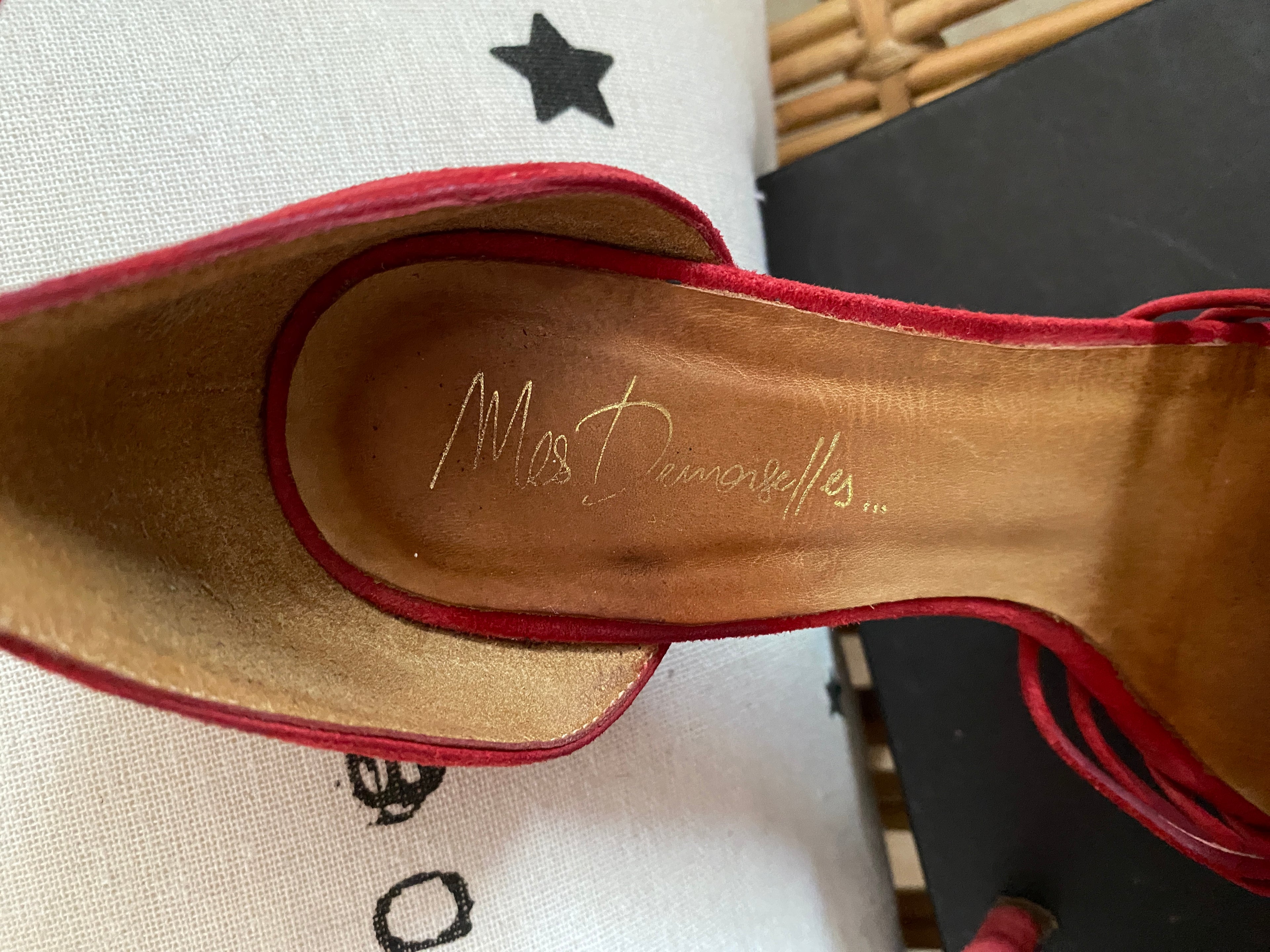  Détail logo intérieur Mes Demoiselles Paris sur salomées en cuir suédé rouge – vue de dessus – seconde main T.36