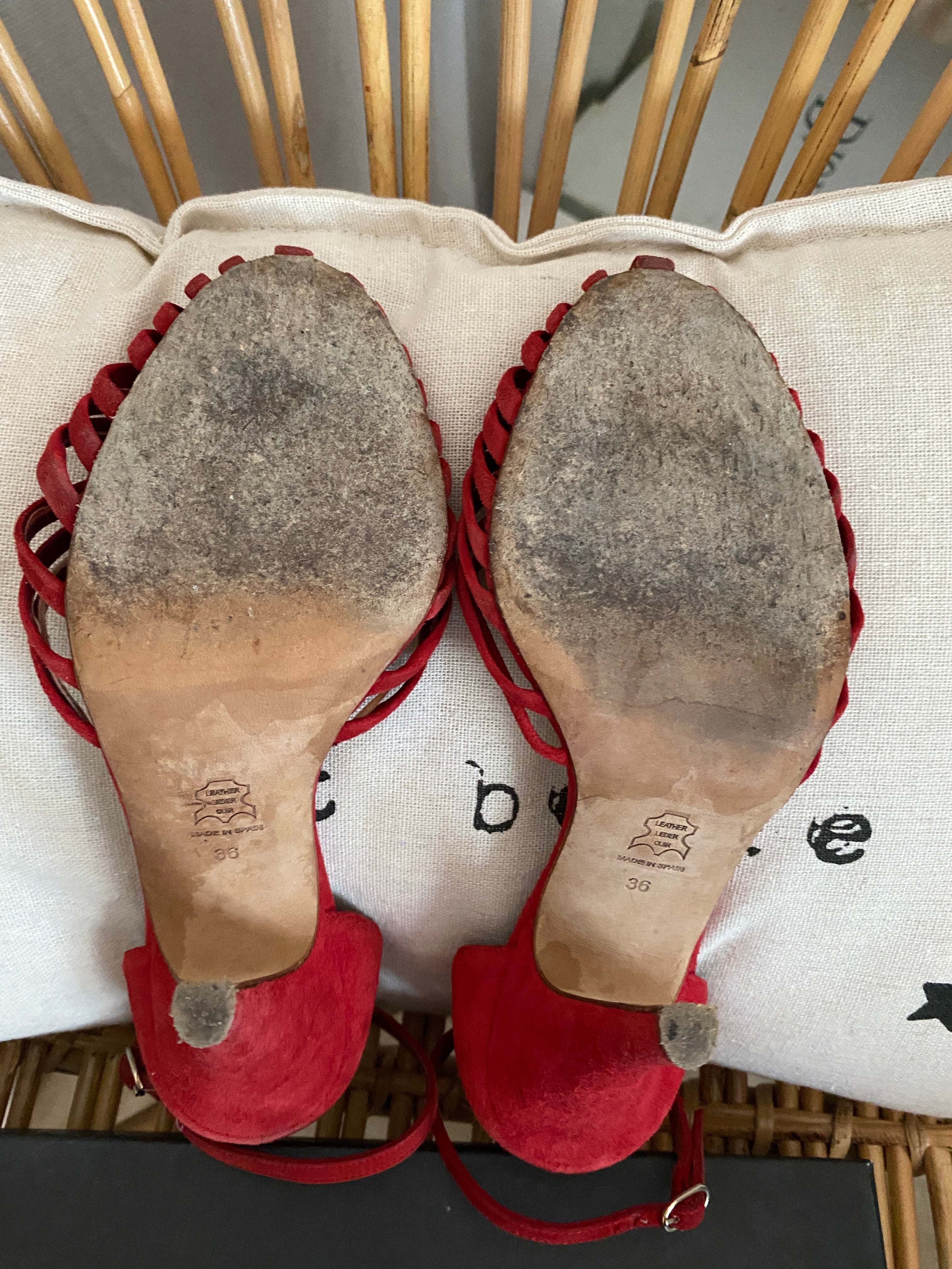 Semelle des salomées Mes Demoiselles Paris en cuir suédé rouge – vue de dessous – talon aiguille 10 cm – seconde main T.36