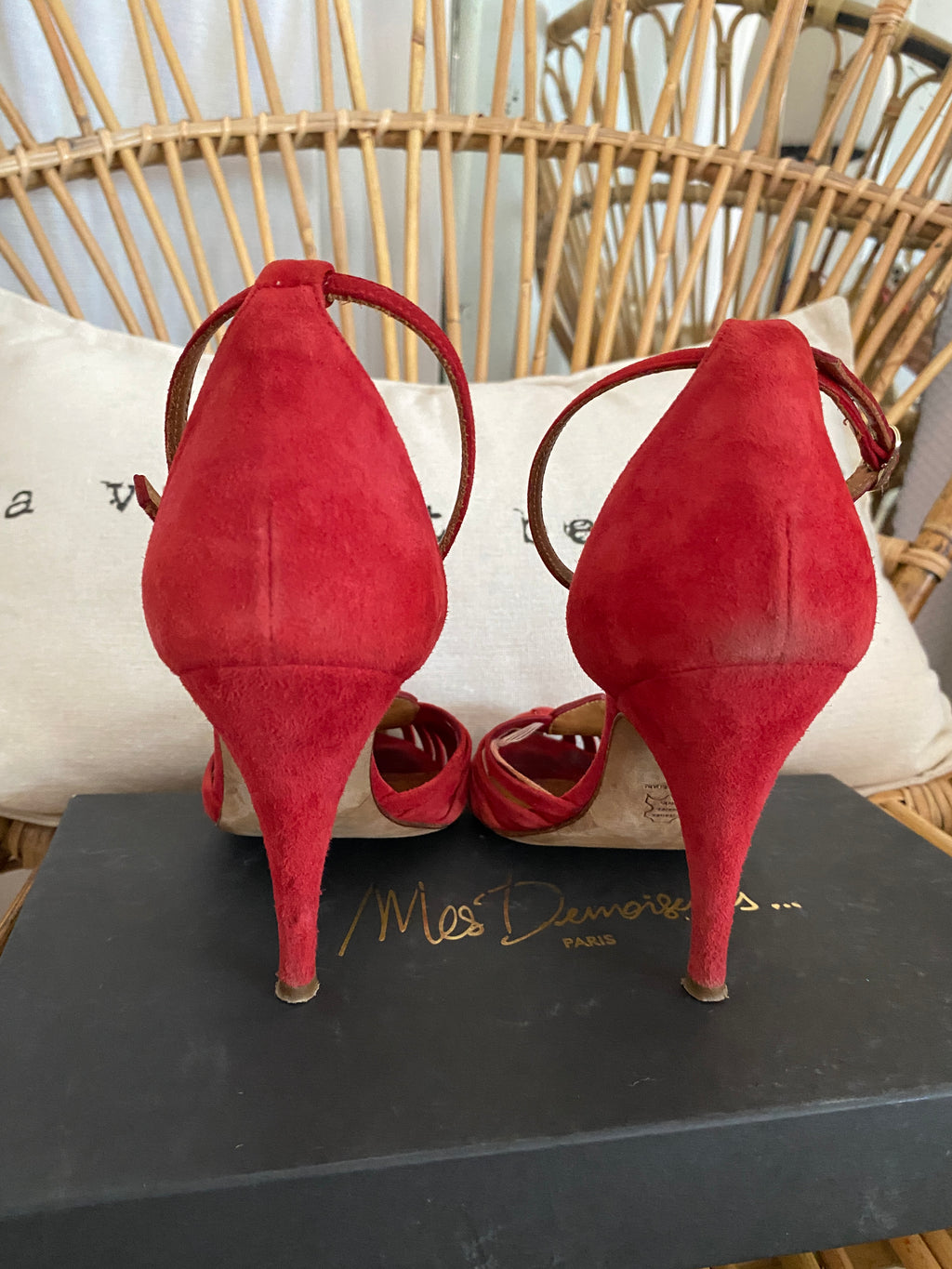 Salomées Mes Demoiselles Paris en cuir suédé rouge – vue de dos – talon aiguille 10 cm – seconde main T.36