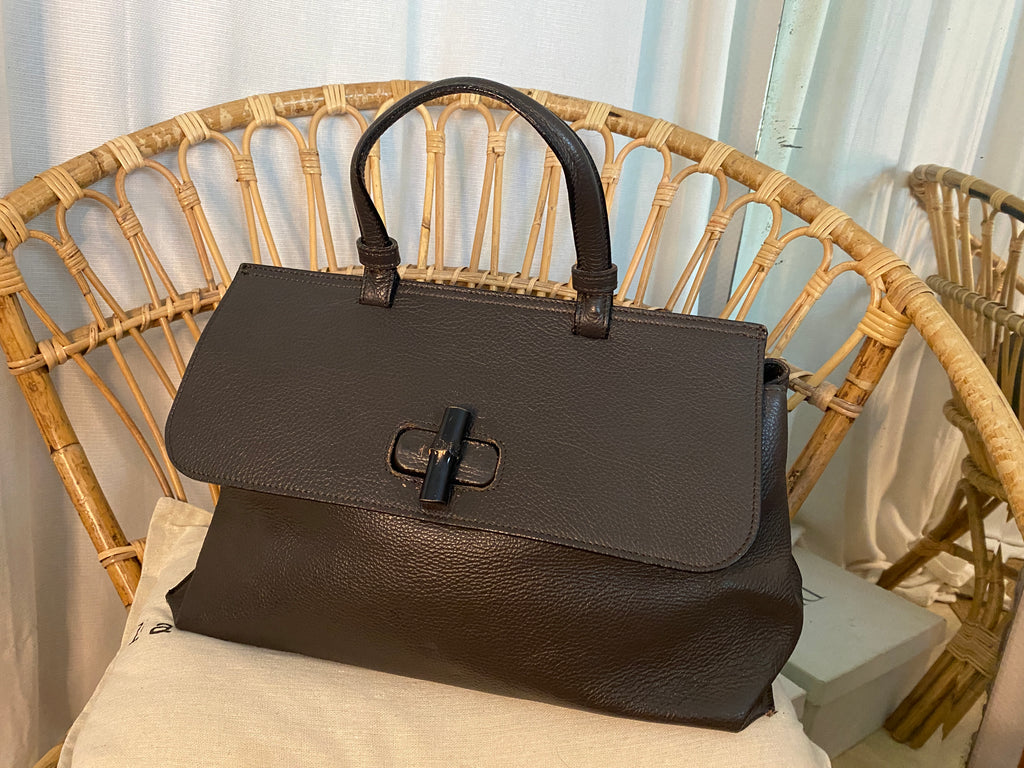 Sac porté main cuir véritable vintage Vera Pelle Made in Italy – vue 3/4 face détail fermoir en bois et anse – seconde main