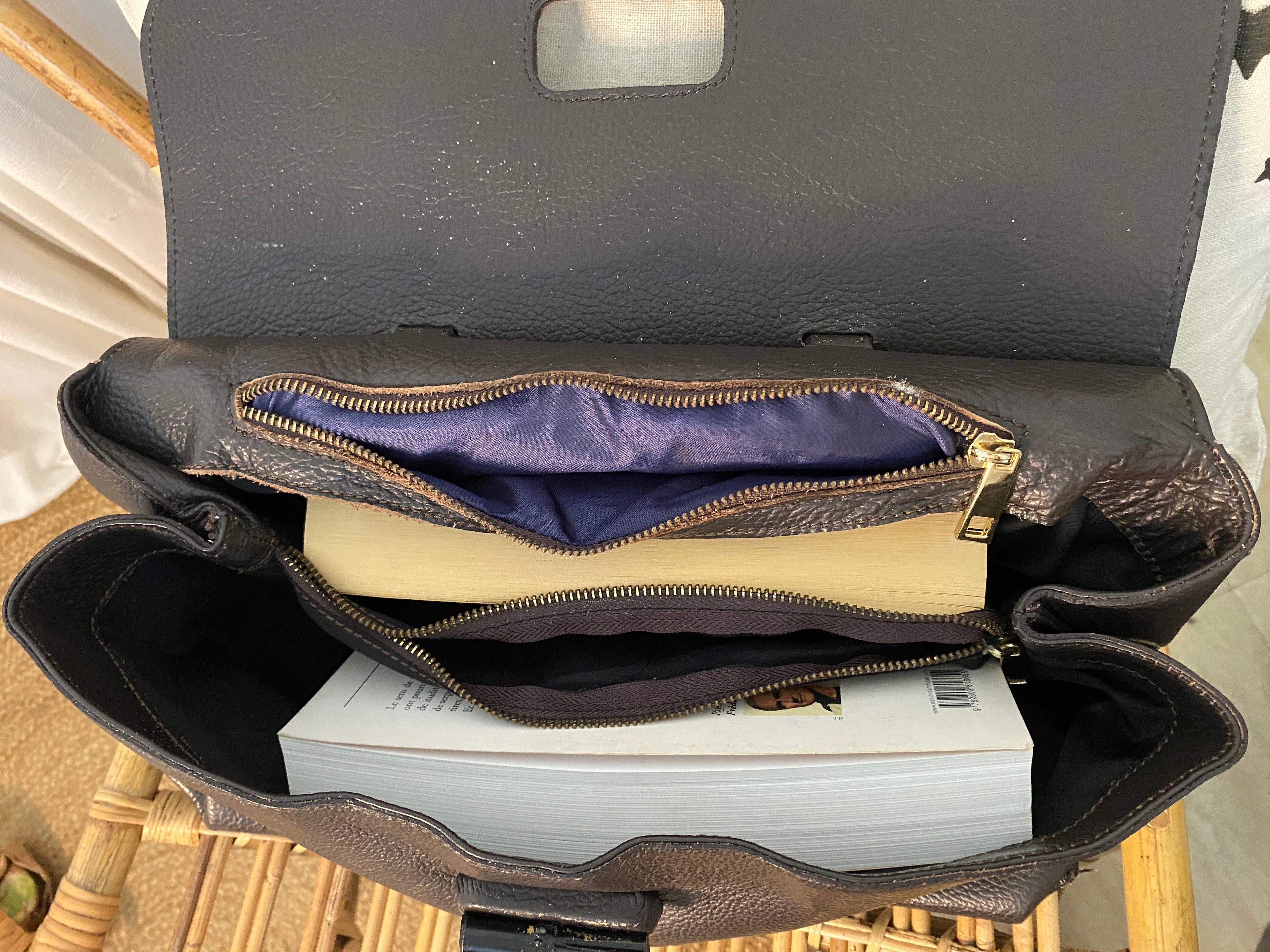 Sac porté main cuir véritable vintage Vera Pelle Made in Italy – vue intérieure compartiments remplis pour visualisation du volume – seconde main