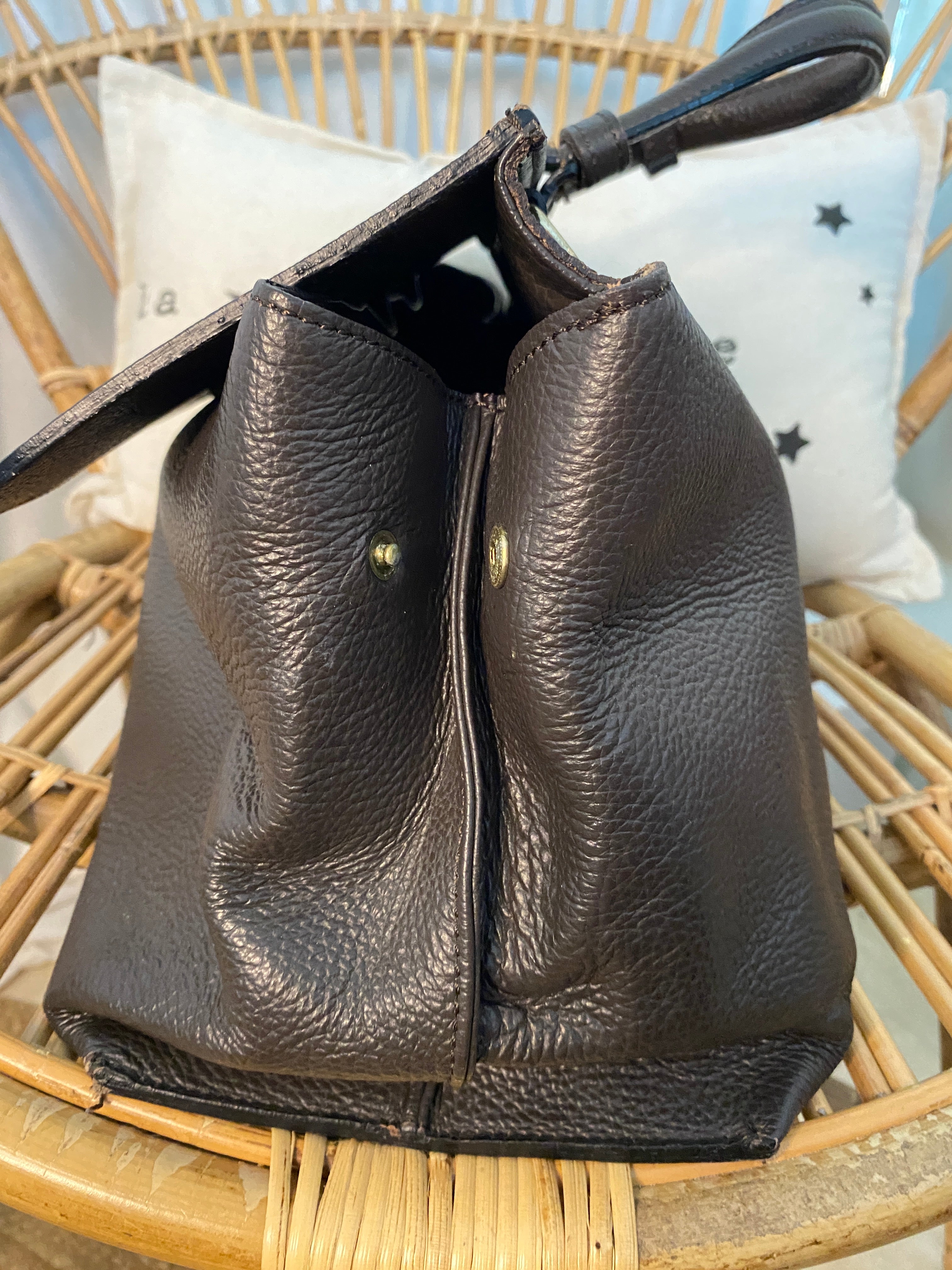 Sac porté main cuir véritable vintage Vera Pelle Made in Italy – vue de profil détail pression pour moduler le volume – seconde main