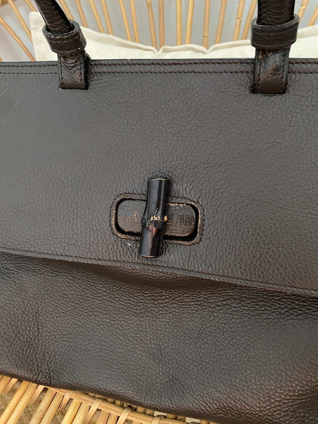 Sac porté main cuir véritable vintage Vera Pelle Made in Italy – détail fermoir en bois vue de face détail usure – seconde main