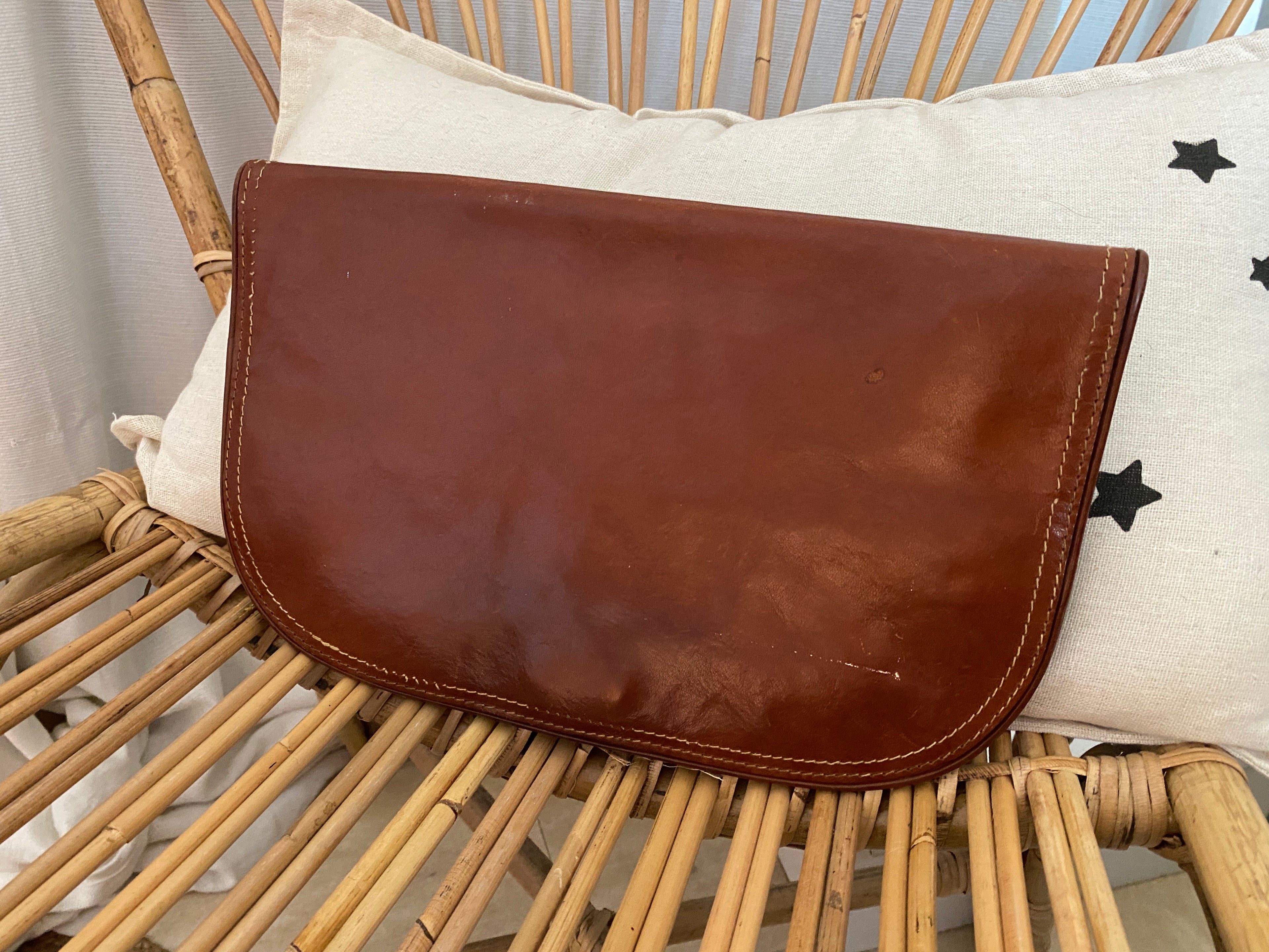 Pochette tout cuir vintage caramel patiné – vue de face – seconde main