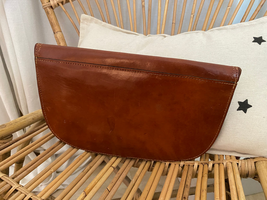Pochette tout cuir vintage caramel patiné – vue de dos – seconde main
